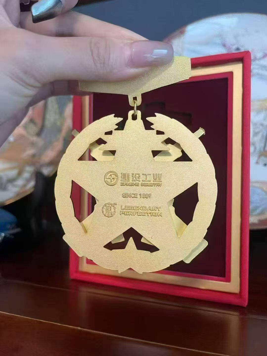 [庆祝]建设工业重磅推出[庆祝] [庆祝]《大阅兵》八十周年荣耀勋章。0.8克纯金 ​