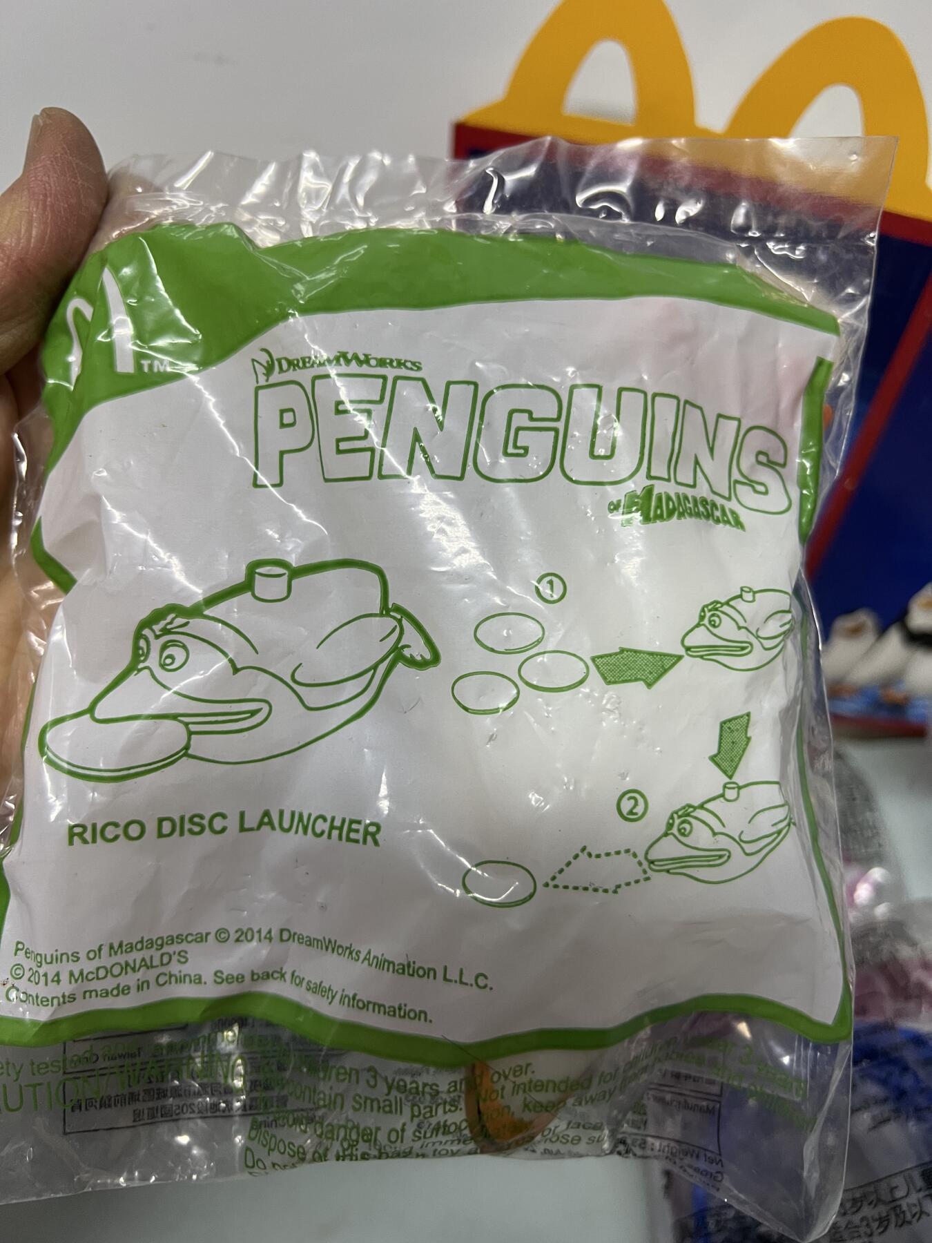 零元拍：麦当劳🍔 马达加斯加的企鹅🐧 全新未拆玩具一套 绝版收藏！送两枚专属开心儿童餐纸盒 每个企鹅各有机关 特别好玩