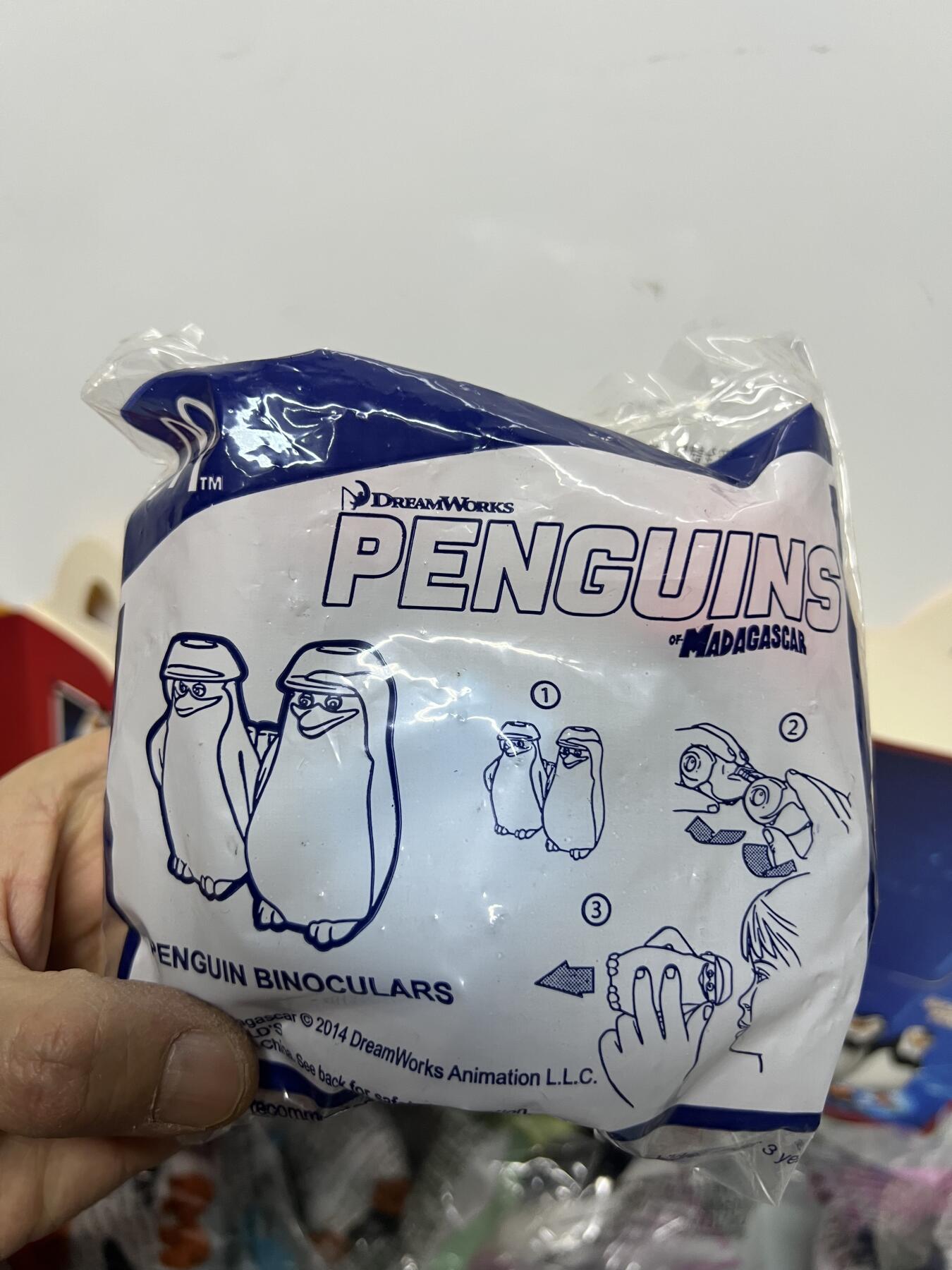 零元拍：麦当劳🍔 马达加斯加的企鹅🐧 全新未拆玩具一套 绝版收藏！送两枚专属开心儿童餐纸盒 每个企鹅各有机关 特别好玩