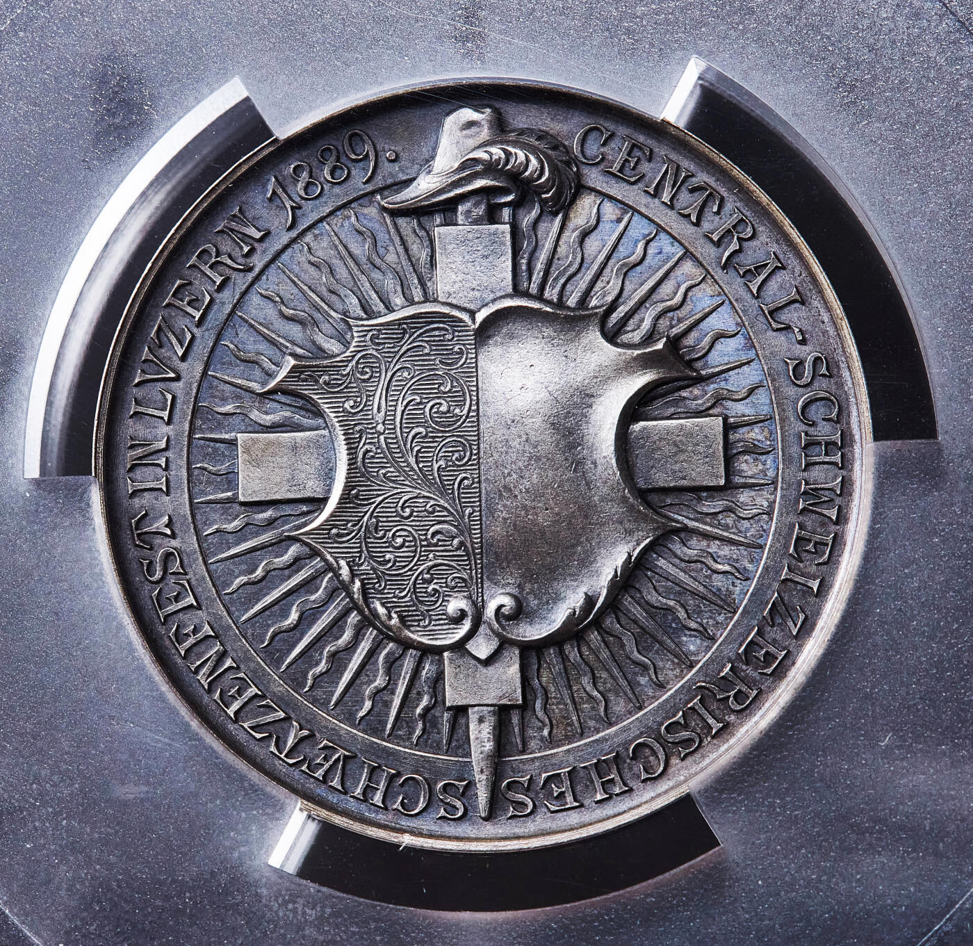 【俄甄集藏】满园春色-2026年(051)04-22星期三 晚 19:30 全场包邮 瑞士1889年纪念卢塞恩射击节大银章，PCGS SP63，五彩包浆，高浮雕，正面人物为民族英雄威廉·退尔，名誉品种，亚军，直径：45mm