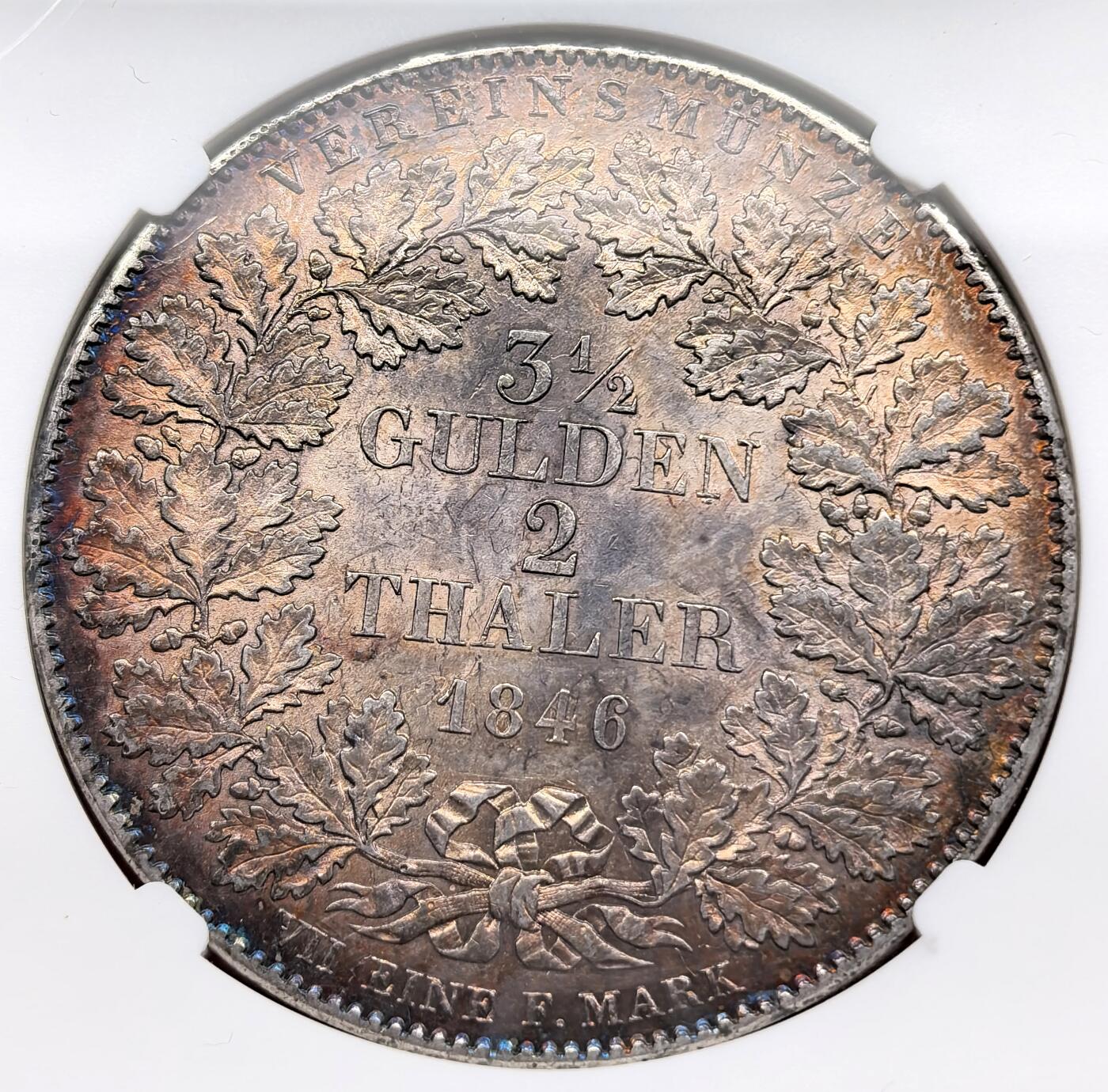 凡希社世界钱币微拍第三百二十二期 1846德国法兰克福自由市鹰徽2泰勒大银NGC-AU58，紫金彩，包浆油润感极佳，1846年正处于德意志邦联货币的统一阶段，币面标注泰勒与盾两种面值，适配邦联内不同地区的货币体系，是法兰克福作为德意志金融中心的象征。