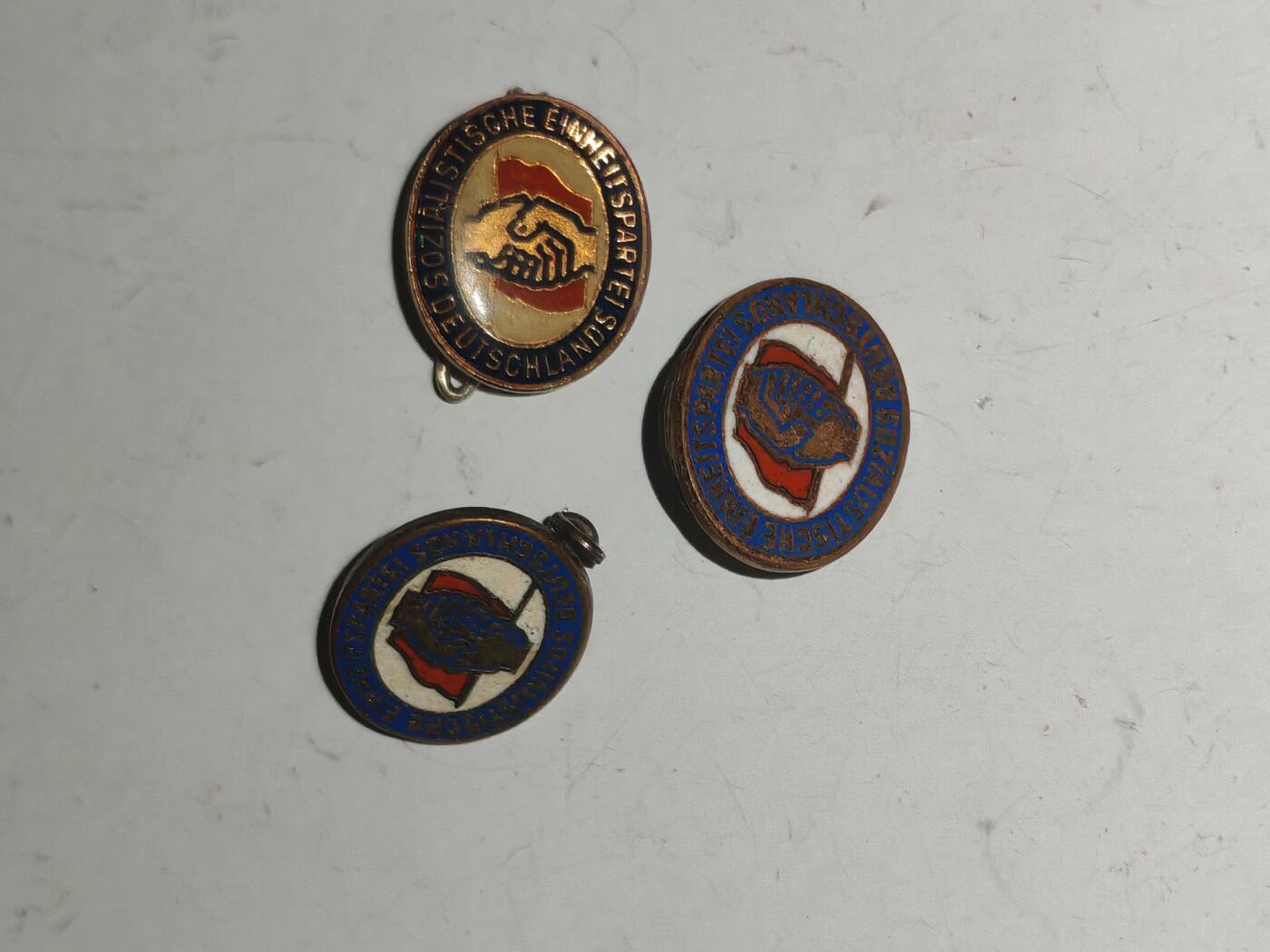 韵星假日军品类拍卖第53期  -- Rimey Holidays Militaria Auction 53 民主德国统一社会党党徽一组 不同版本 带早期转轮 别针 铜热珐琅制作