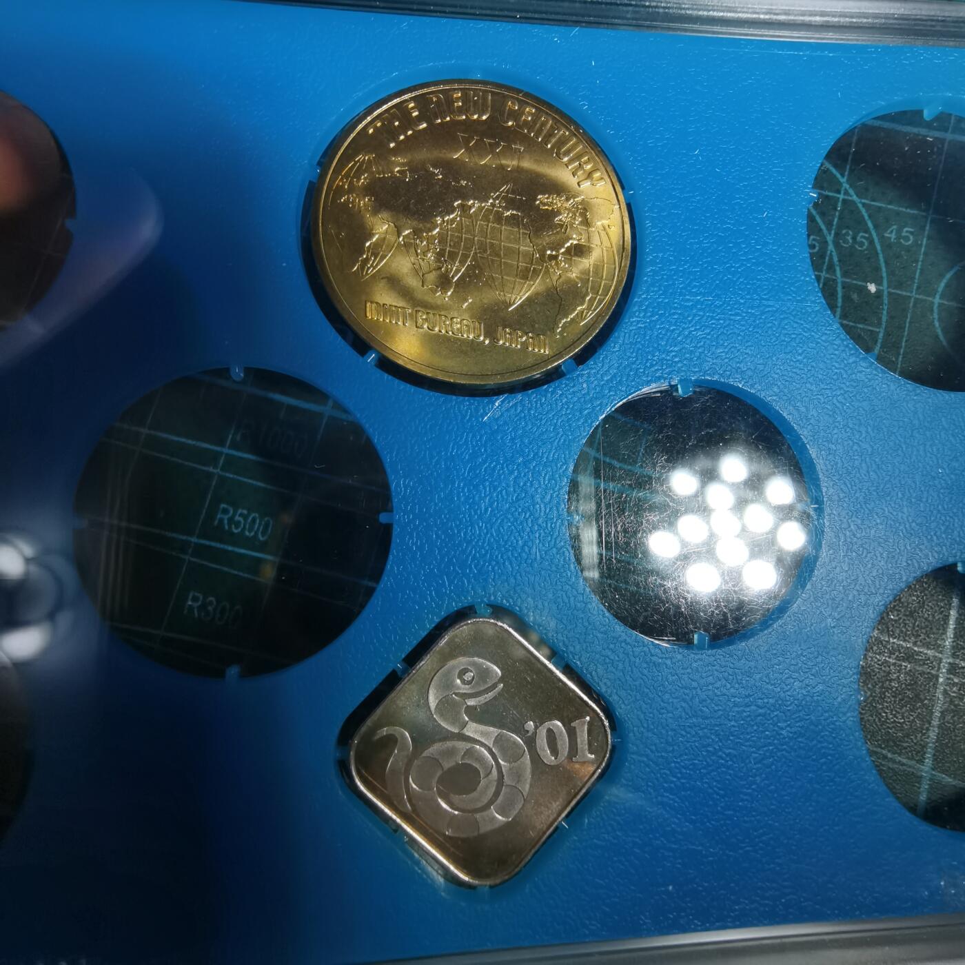 沼泽如烟--第1050场 2001年蛇年生肖章 4.3克纯银章带原盒 新世纪纪念铜章