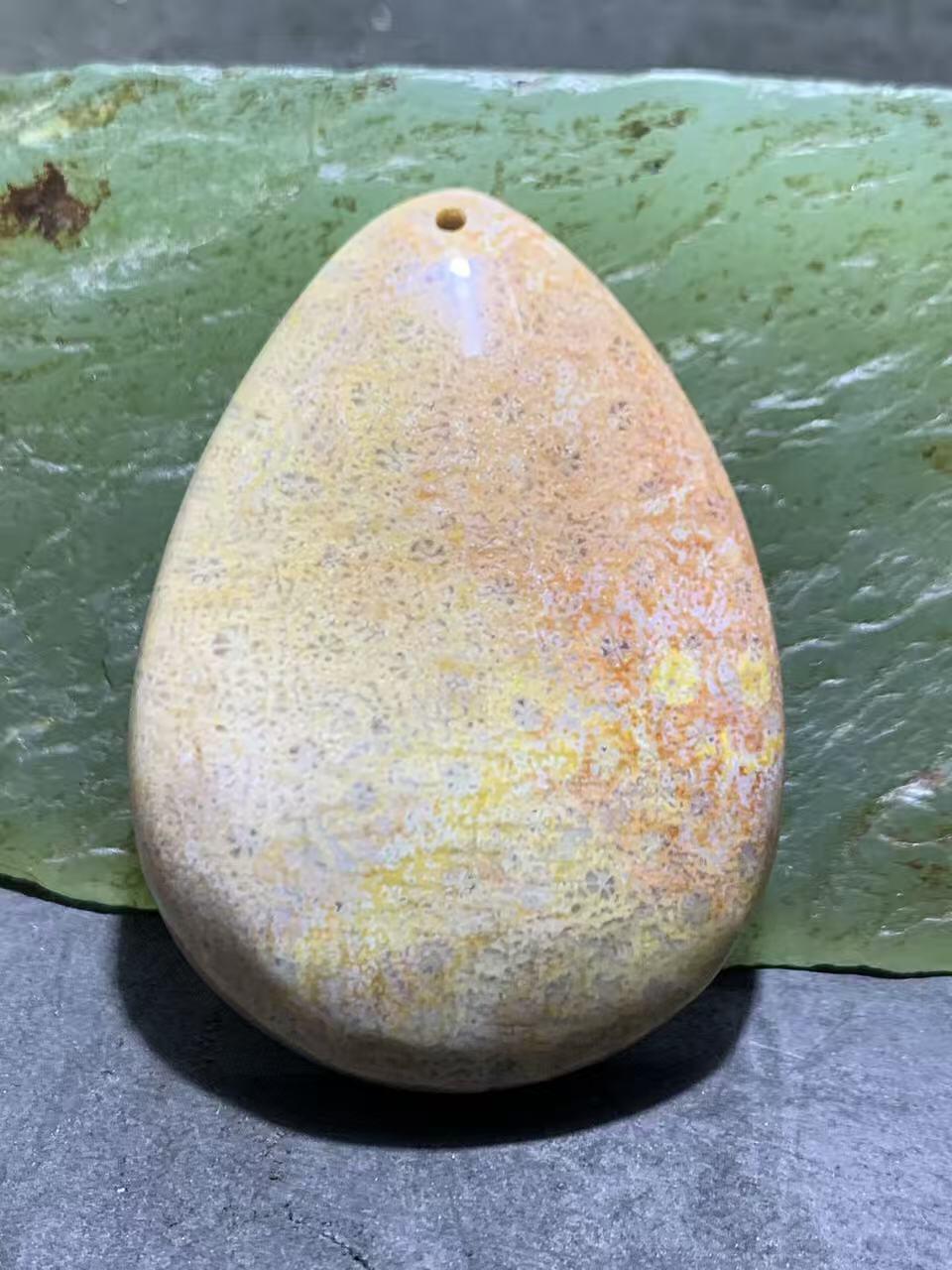 精美三色珊瑚玉牌子一个，