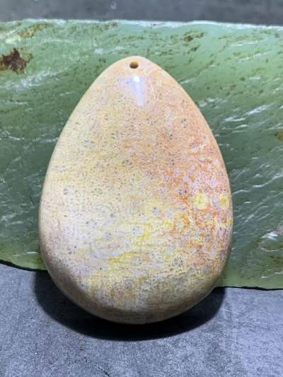 精美三色珊瑚玉牌子一个， - 精美三色珊瑚玉牌子一个，