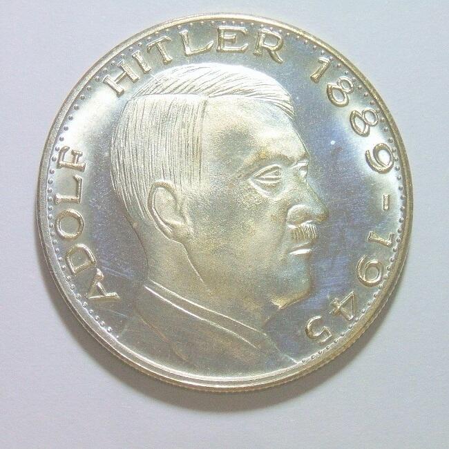 德国第三帝国1945年 元首+鹰徽高浮雕精制镀银章 35MM