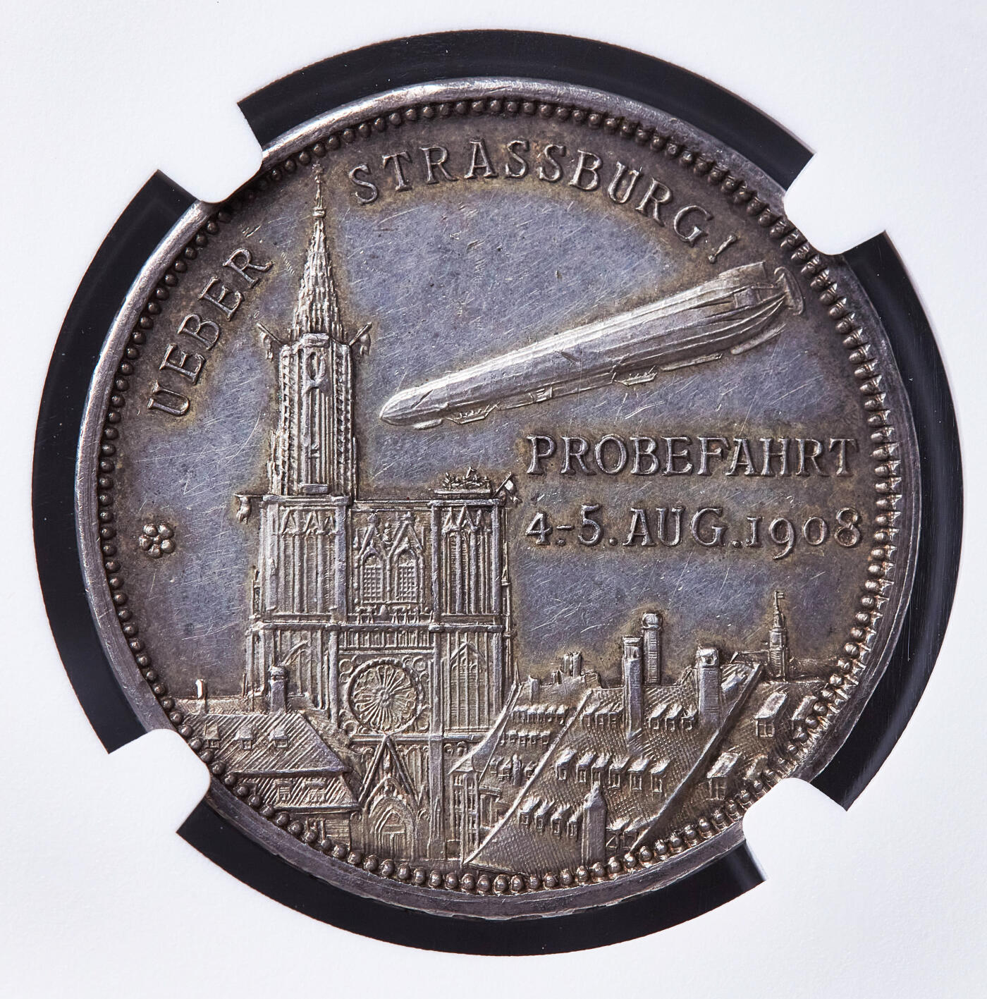 【俄甄集藏】满园春色-2026年(051)04-22星期三 晚 19:30 全场包邮 德国1908年费迪南·冯·齐柏林伯爵头像纪念LZ4飞艇斯特拉斯堡试航银章，NGC MS62，酱彩包浆，类精制底板，少见