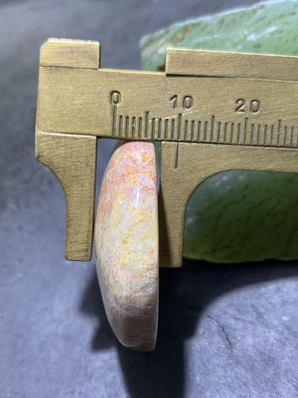 精美三色珊瑚玉牌子一个，