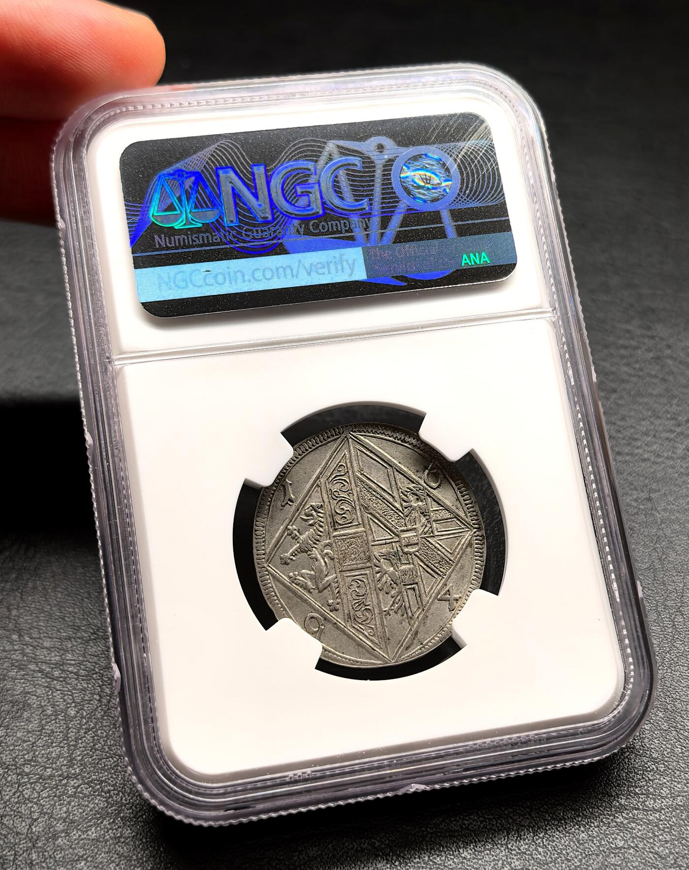 凡希社世界钱币微拍第三百二十二期 1694萨尔茨堡主教区双圣图15克鲁泽银币NGC-AU58，圣鲁珀特持盐桶，圣维吉尔持教堂模型，前者是萨尔茨堡的建造者，后者则是八世纪的重要主教，两人均为当地的守护圣徒，双圣是萨尔茨堡钱币的标志性元素。