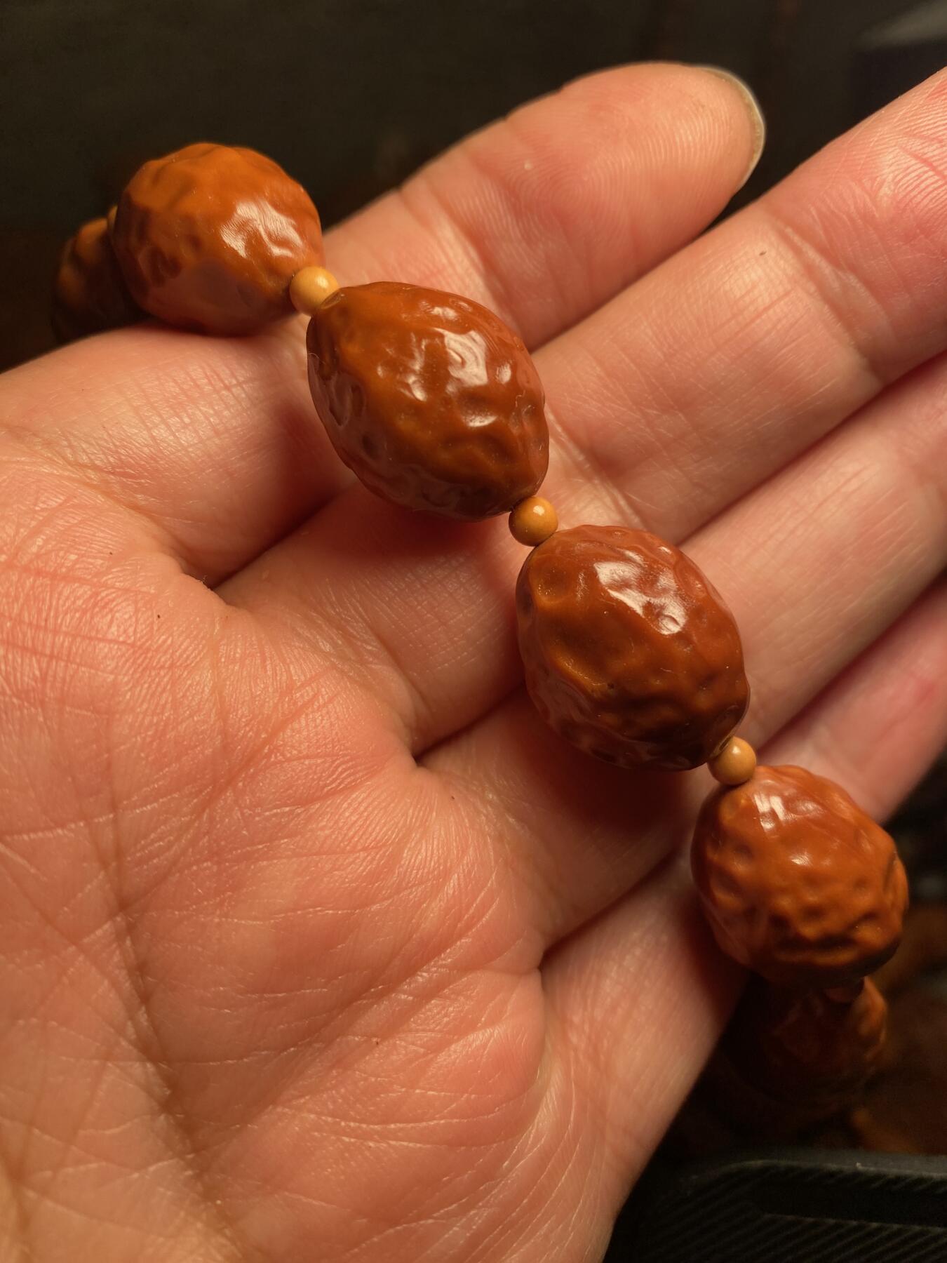 捡漏苏州非物质文化遗产，核雕艺术老苏工 福利苏工核雕，纯手工铁核大枣，10年老料，个性十足，等待有缘人，市场无同款，尺寸1。55x2.05左右喜欢的来