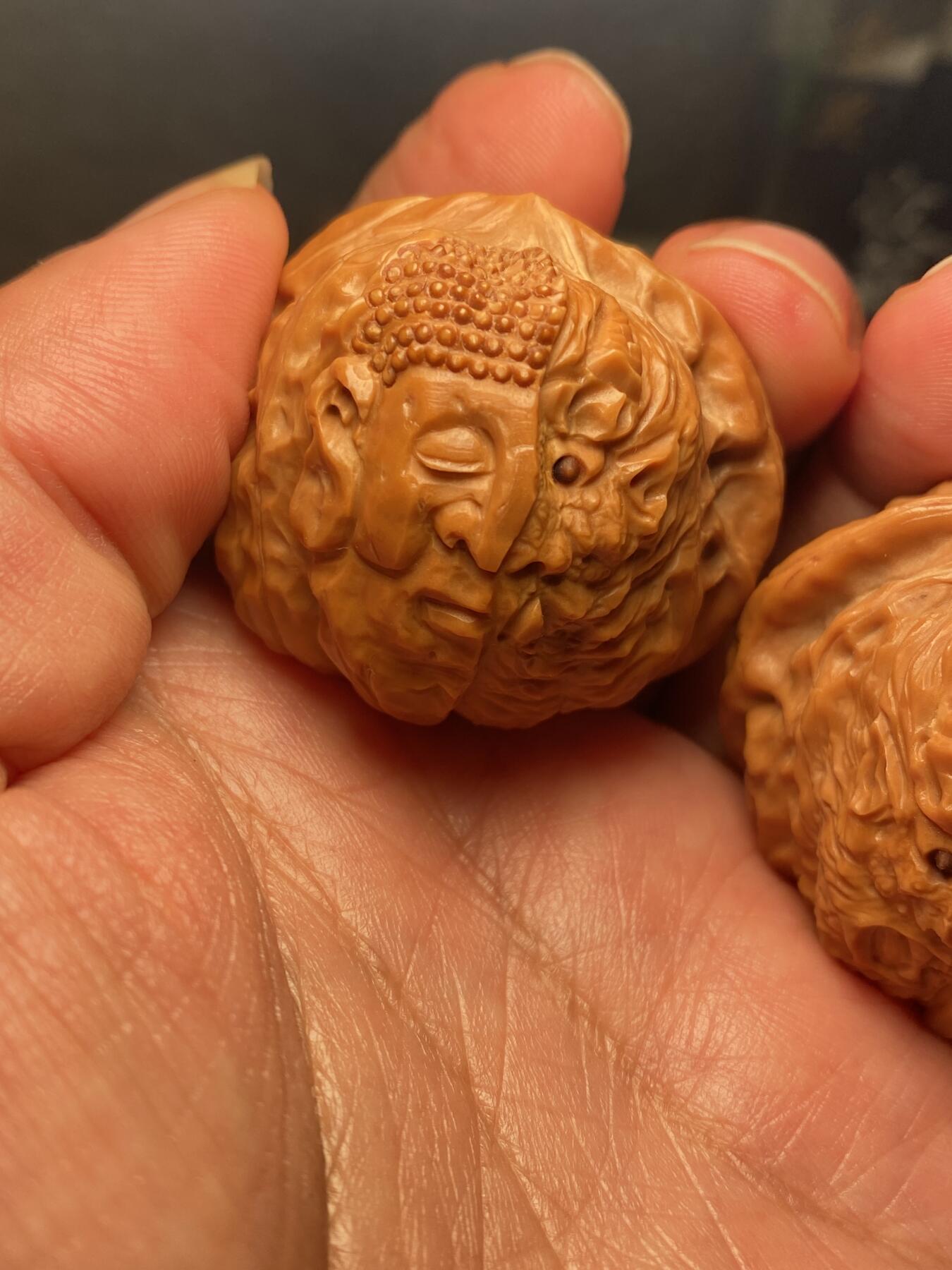 捡漏苏州非物质文化遗产，核雕艺术老苏工 福利苏工核雕，纯手工雕刻,核桃四面雕刻佛魔一念，个性十足，等待有缘人，市场无同款，尺寸4。18喜欢的来