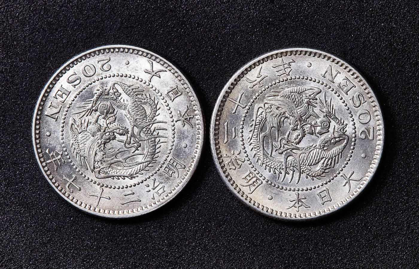 【俄甄集藏】满园春色-2026年(051)04-22星期三 晚 19:30 全场包邮 日本1893、1894年明治26、27年龙洋20钱银币2枚一组，原光品相