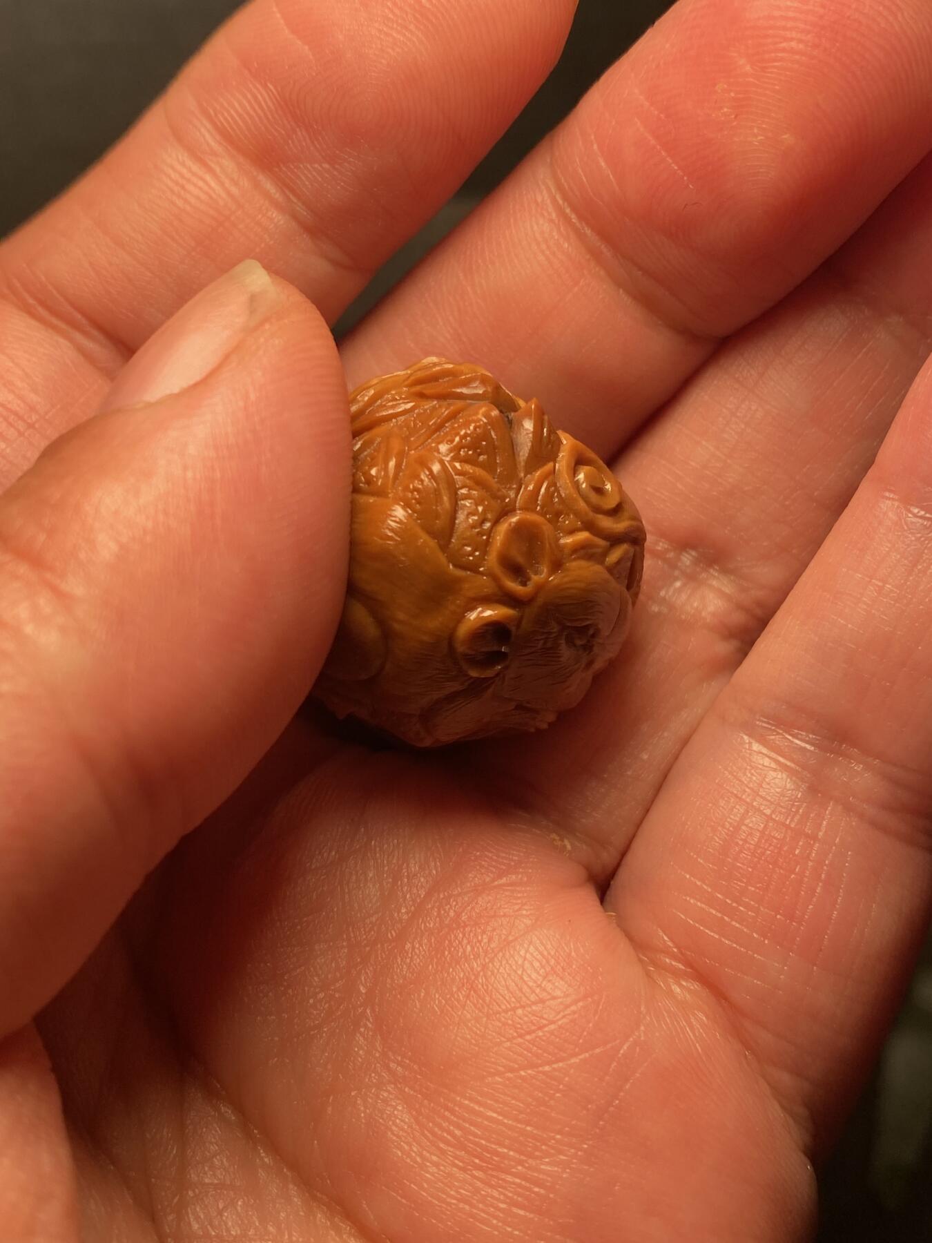 捡漏苏州非物质文化遗产，核雕艺术老苏工 福利苏工核雕纯手工铁核数钱三通，雕工深峻，个性十足，等待有缘人，尺寸2。7x2.9,目前核界最大尺寸喜欢的来