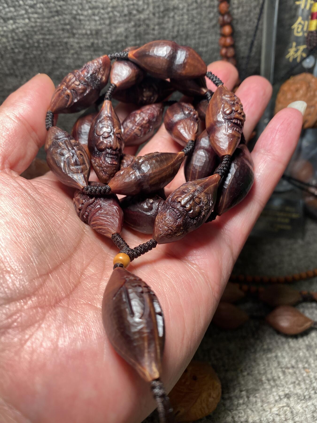 捡漏苏州非物质文化遗产，核雕艺术老苏工 福利苏工核雕纯手工老手艺名家王红秋老师雕刻异型紫核全刀工福禄十八罗汉，雕工深峻，个性十足，等待有缘人，尺寸1。5x3。2喜欢的来