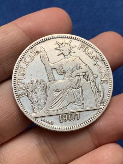 《竞宝斋》第479场 周日，周一 2场连拍 （全场包邮）20级店铺 欢迎送拍 - 法属印支 1907年 坐洋 1皮阿斯特 银币