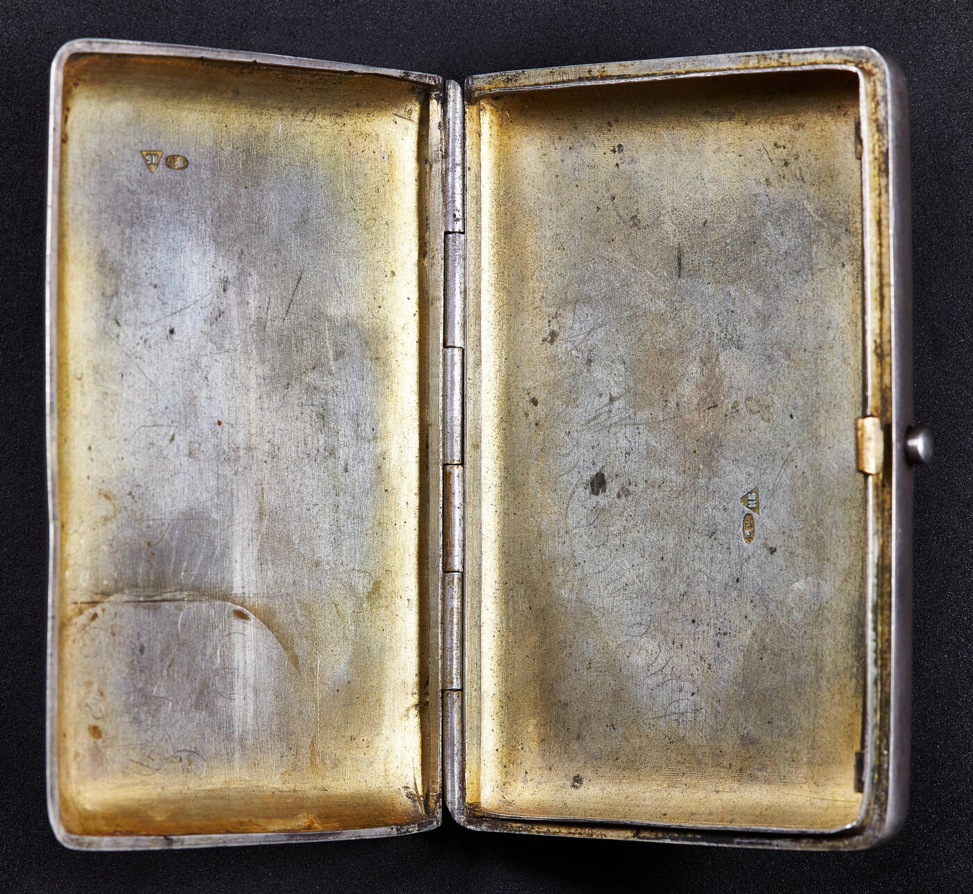 【俄甄集藏】满园春色-2026年(051)04-22星期三 晚 19:30 全场包邮 沙俄19世纪伏尔加河畔风光山水风景乌银珐琅（Niello）工艺内镀金刻花古董银烟盒，莫斯科著名乌银工艺大师尼古拉·米哈伊洛维奇·博比尔作品，长：105mm，宽：75mm，重量：141.2克，84戳记，含银量87.5%，俄系银器戳记为96进制，设计精美，纯手工制作，保存完好难得，有使用痕迹