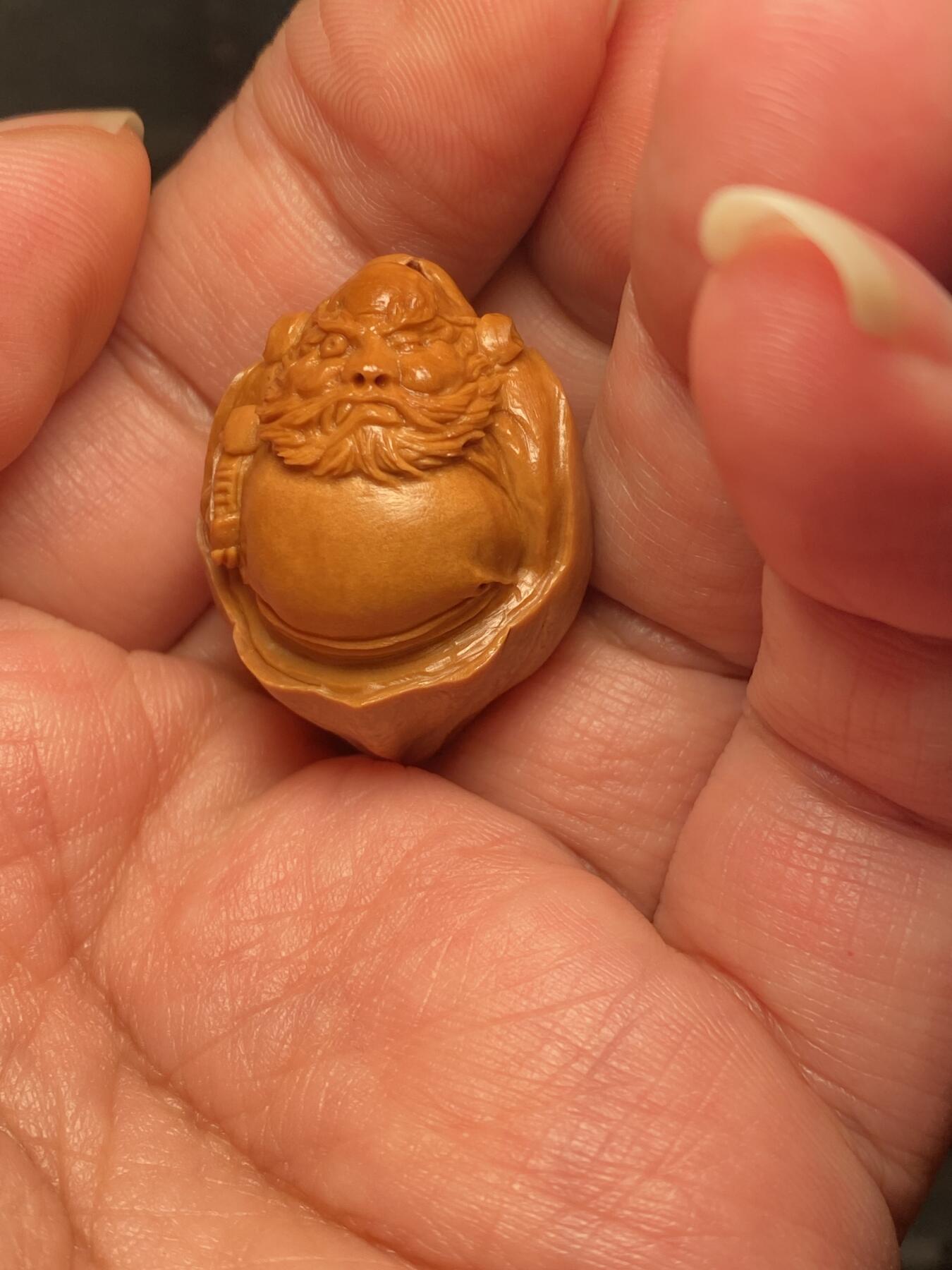 捡漏苏州非物质文化遗产，核雕艺术老苏工 福利苏工核雕纯手工钟馗单籽，雕工深峻，个性十足，等待有缘人，尺寸2.4x3。15喜欢的来