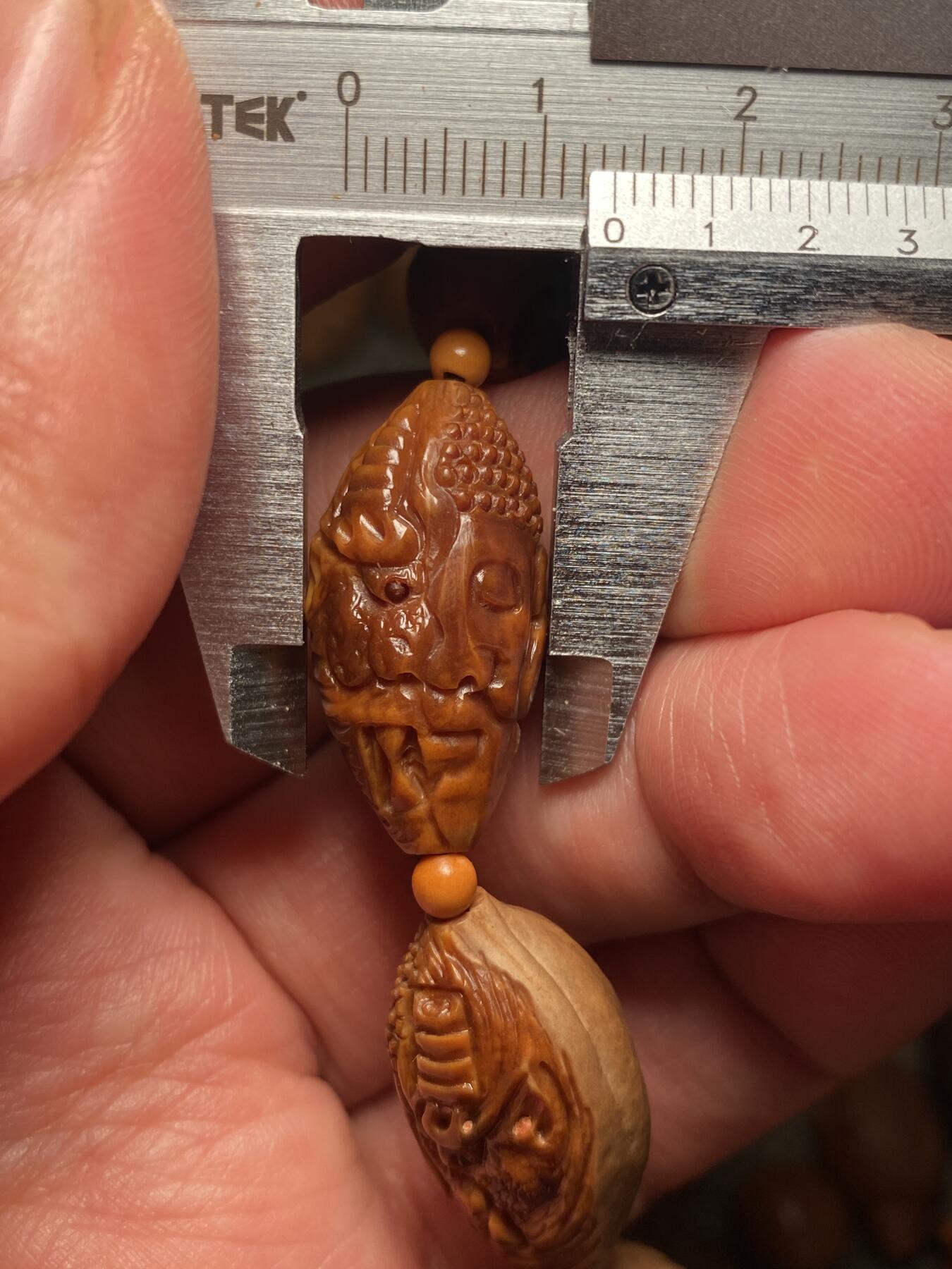 捡漏苏州非物质文化遗产，核雕艺术老苏工 福利苏工核雕纯手工半包桨佛魔一念手串，雕工深峻，个性十足，等待有缘人，尺寸1。35x2。6喜欢的来