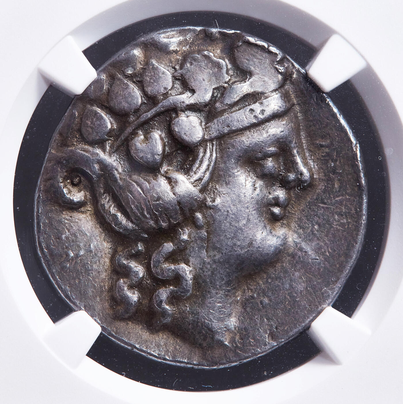 【俄甄集藏】满园春色-2026年(051)04-22星期三 晚 19:30 全场包邮 古希腊萨索斯岛公元前148年-前90年酒神与大力神四德拉克马银币，NGC ChVF(Str 4/5, Sur 2/5)，打制于萨索斯城，正面酒神狄俄尼索斯戴葡萄藤花冠面右像，背面是大力神赫拉克勒斯手持狼牙棒和狮子皮站像，两侧币文为：“救世主赫拉克勒斯”，线下币文为地名