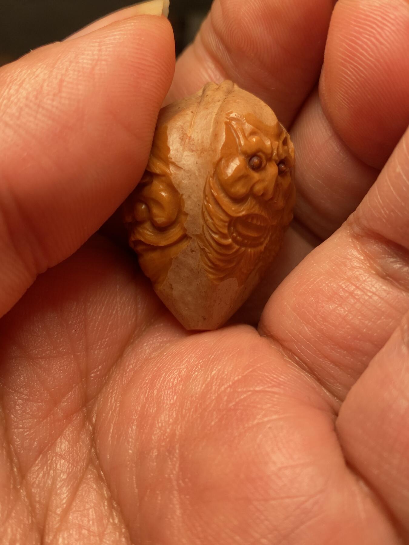 捡漏苏州非物质文化遗产，核雕艺术老苏工 福利苏工核雕，纯手工雕刻,四花人群仙会，个性十足，等待有缘人，尺寸2。5x3.4喜欢的来