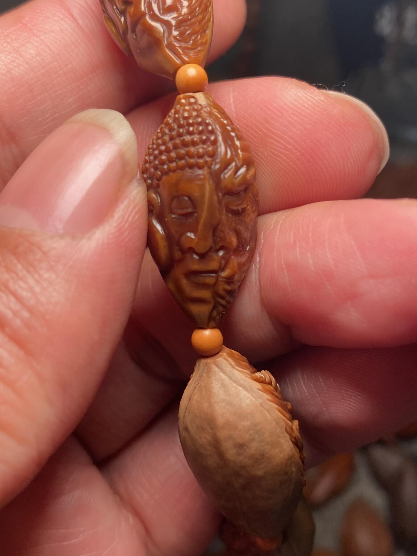 捡漏苏州非物质文化遗产，核雕艺术老苏工 福利苏工核雕纯手工半包桨佛魔一念手串，雕工深峻，个性十足，等待有缘人，尺寸1。35x2。6喜欢的来
