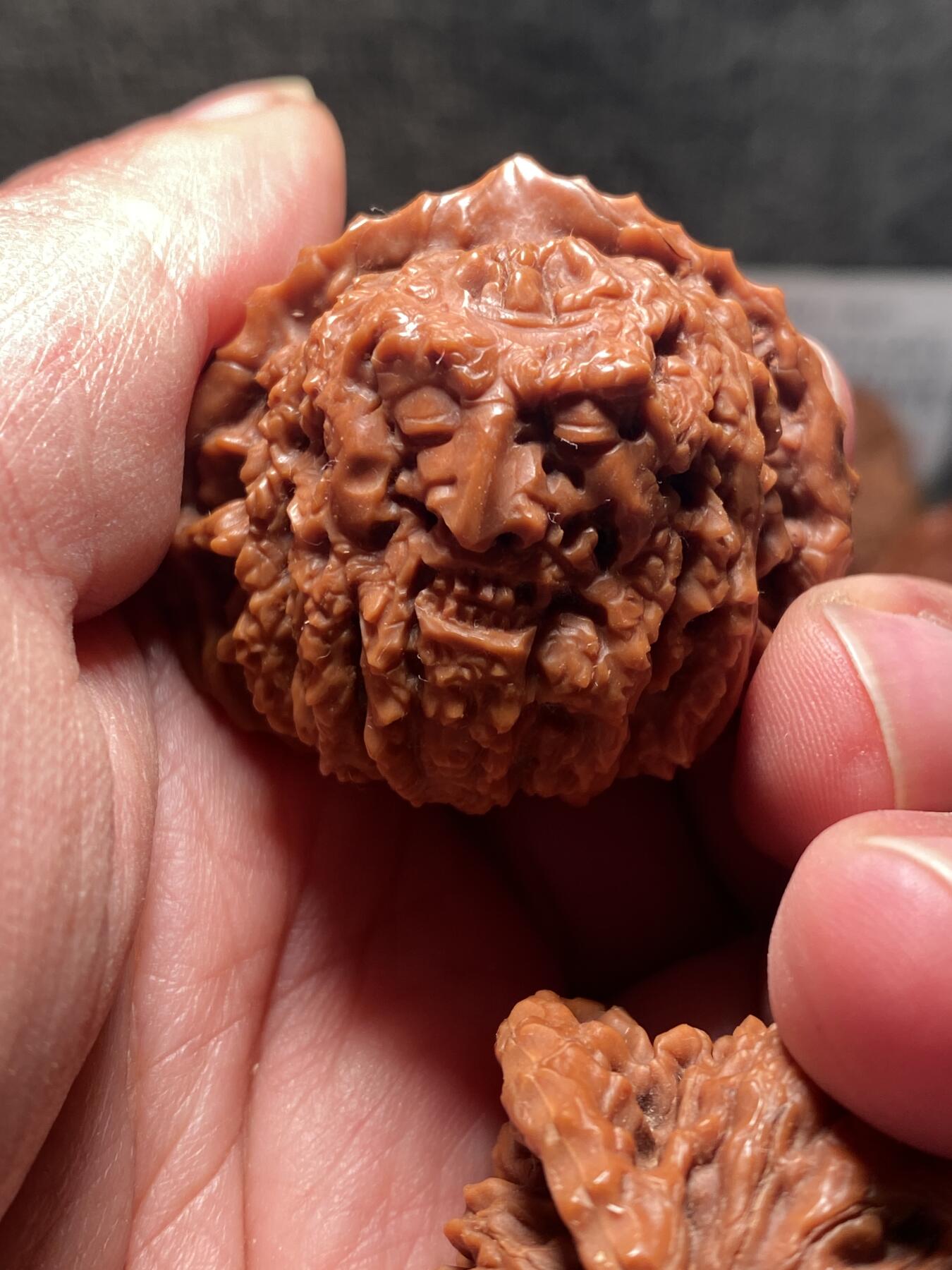 捡漏苏州非物质文化遗产，核雕艺术老苏工 福利苏工核雕，纯手工雕刻,核桃老苏工留刀痕达摩百态，个性十足，等待有缘人，市场无同款，尺寸4。2喜欢的来