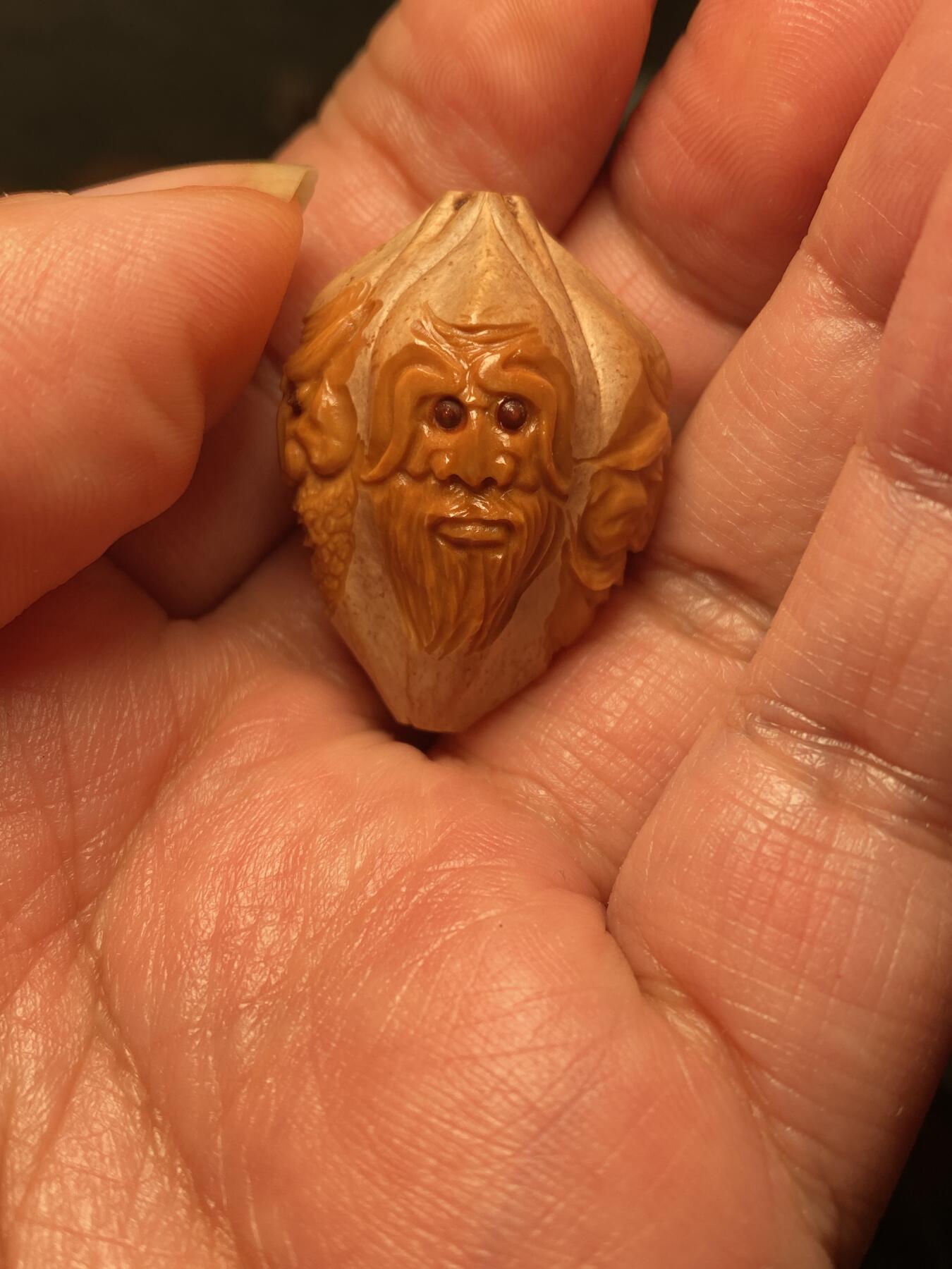 捡漏苏州非物质文化遗产，核雕艺术老苏工 福利苏工核雕，纯手工雕刻,四花人群仙会，个性十足，等待有缘人，尺寸2。5x3.4喜欢的来