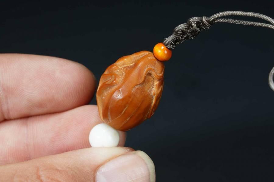 上海都达杂项专场八十一【全场包邮】  橄榄核雕悟道手机小挂件65-228