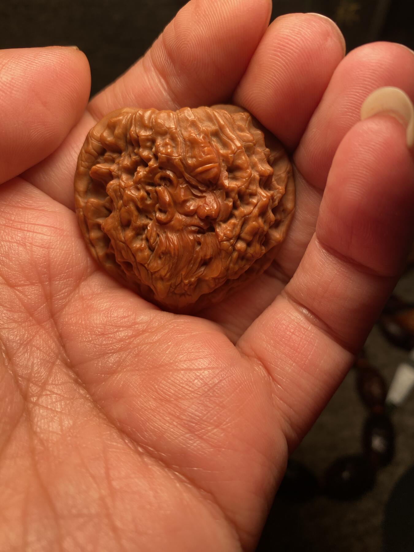 捡漏苏州非物质文化遗产，核雕艺术老苏工 福利苏工核雕，纯手工雕刻,核桃老苏工留刀痕关公，忠义千秋，个性十足，等待有缘人，市场无同款，尺寸4。2喜欢的来