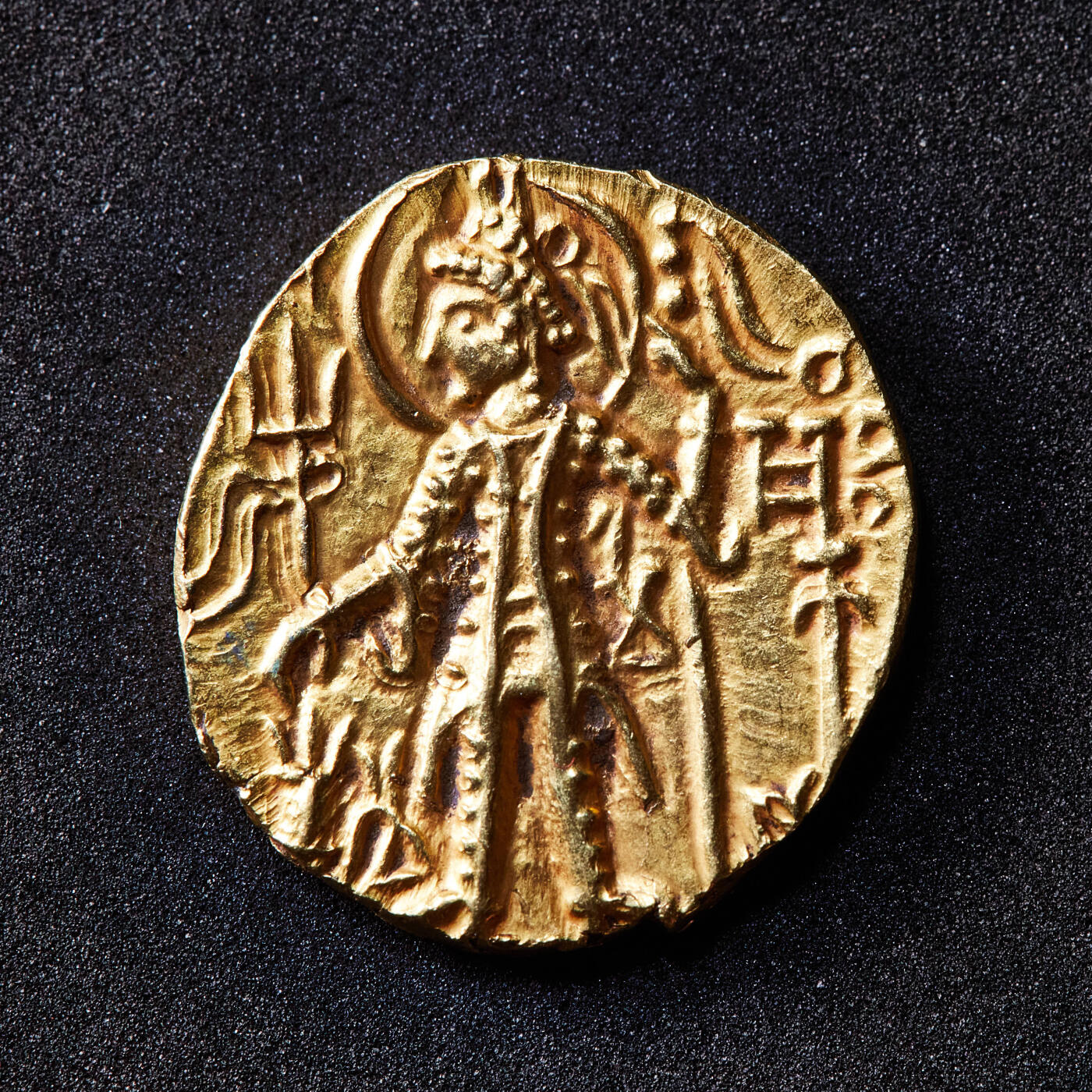 【俄甄集藏】满园春色-2026年(051)04-22星期三 晚 19:30 全场包邮 贵霜王朝公元325-345年夏迦一世1第纳尔金币，正面国王盛装像手持三叉戟向祭坛供奉站像，背面大地神阿多赫索坐像手持莲花和绳索，铭文是贵霜文，有婆罗米文印记，直径：20mm，重量：8克