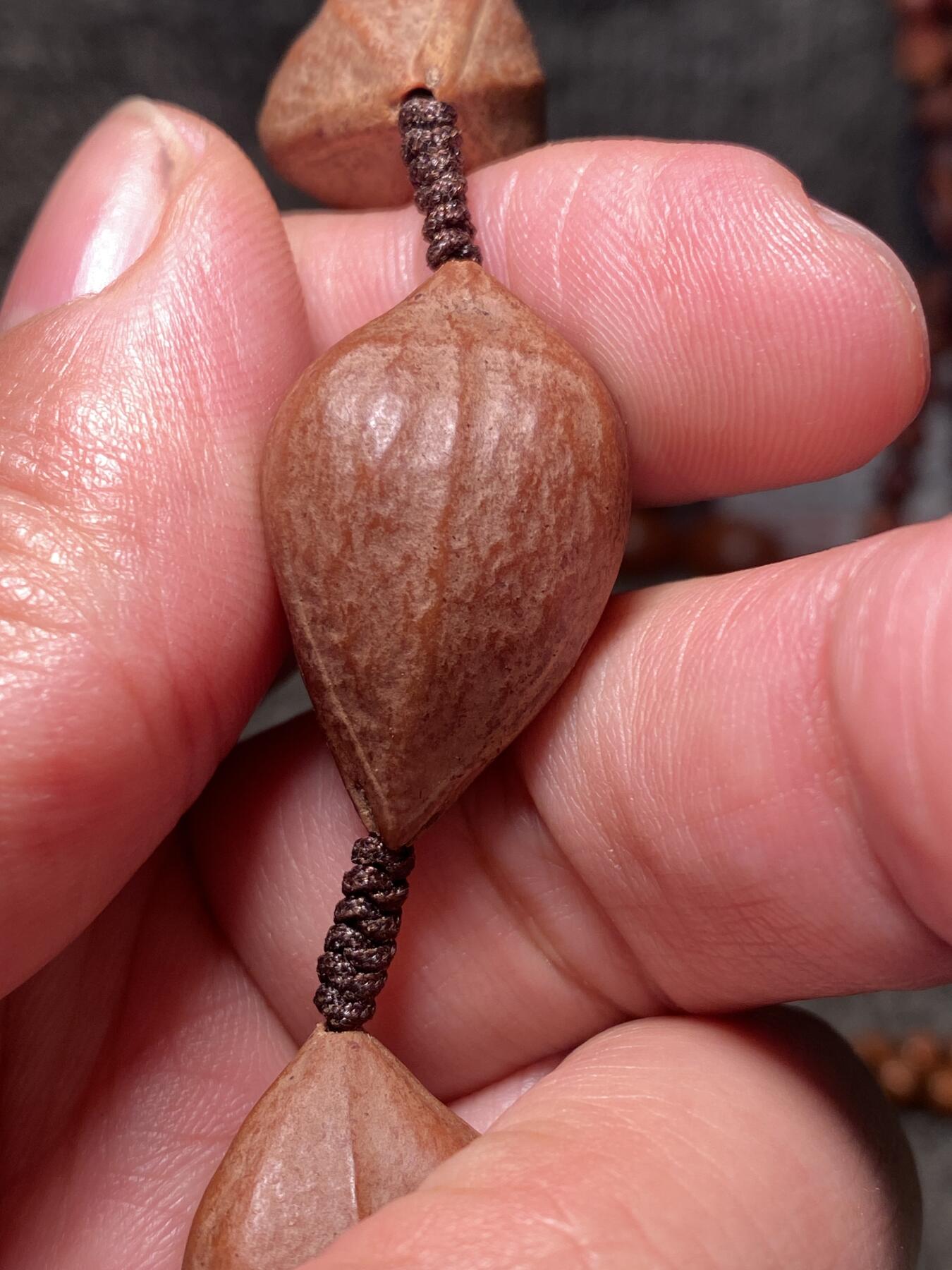 捡漏苏州非物质文化遗产，核雕艺术老苏工 福利苏工核雕，20年老陈料爆红品质脖挂手持三面佛，个性十足，等待有缘人，市场少见，漂亮，尺寸1。75x2.95左右喜欢的来