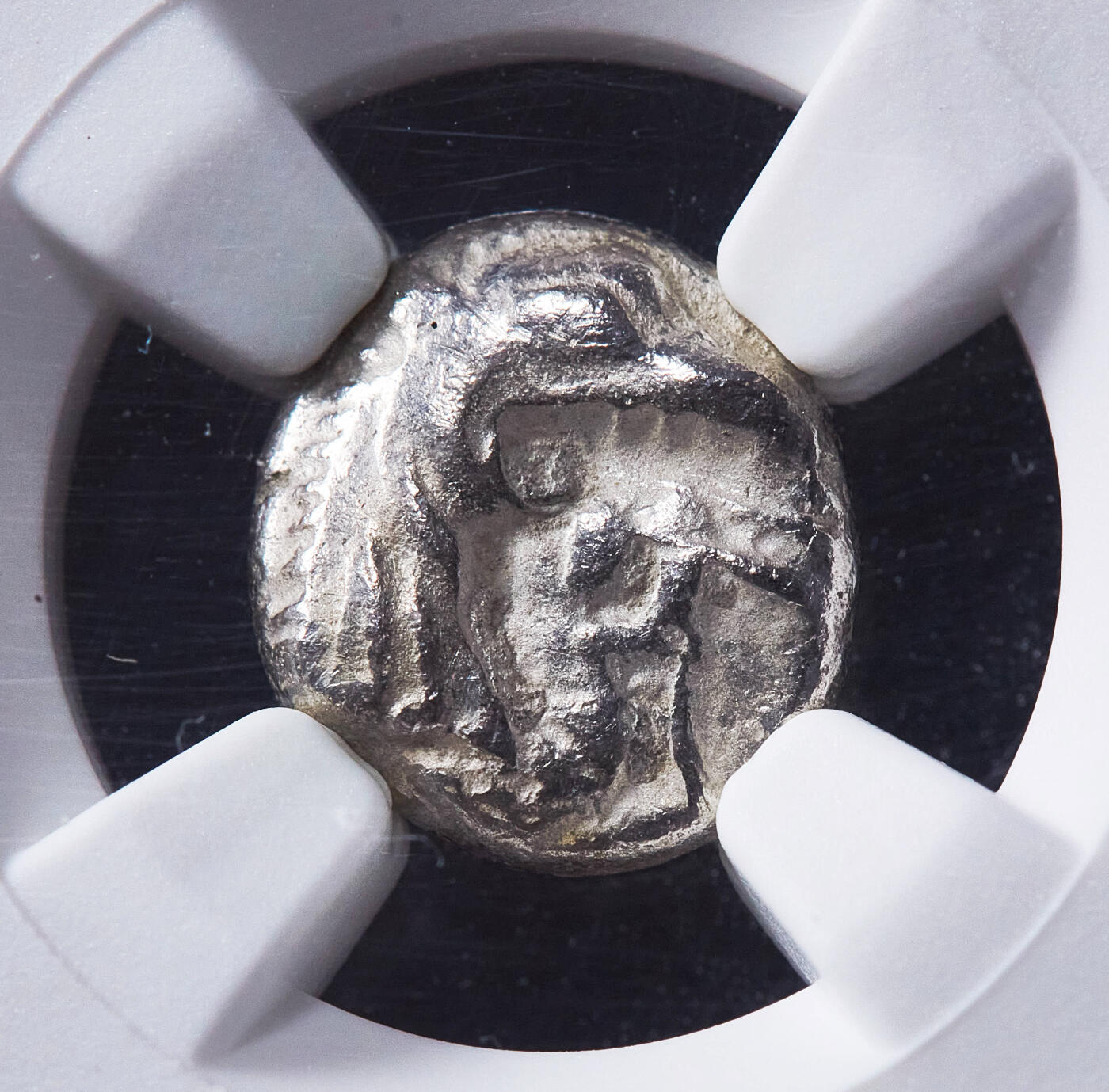 【俄甄集藏】满园春色-2026年(051)04-22星期三 晚 19:30 全场包邮 古希腊卡利亚哈利卡纳苏斯城公元前510-480年海怪克托斯1赫卡特古风银币，NGC XF，哈利卡纳苏斯城发行，正面有着羽状鬓毛与长吻的海怪克托斯，张口吐舌满口利齿，背面四格内凹中间芒星，直径：10mm，底光犹存