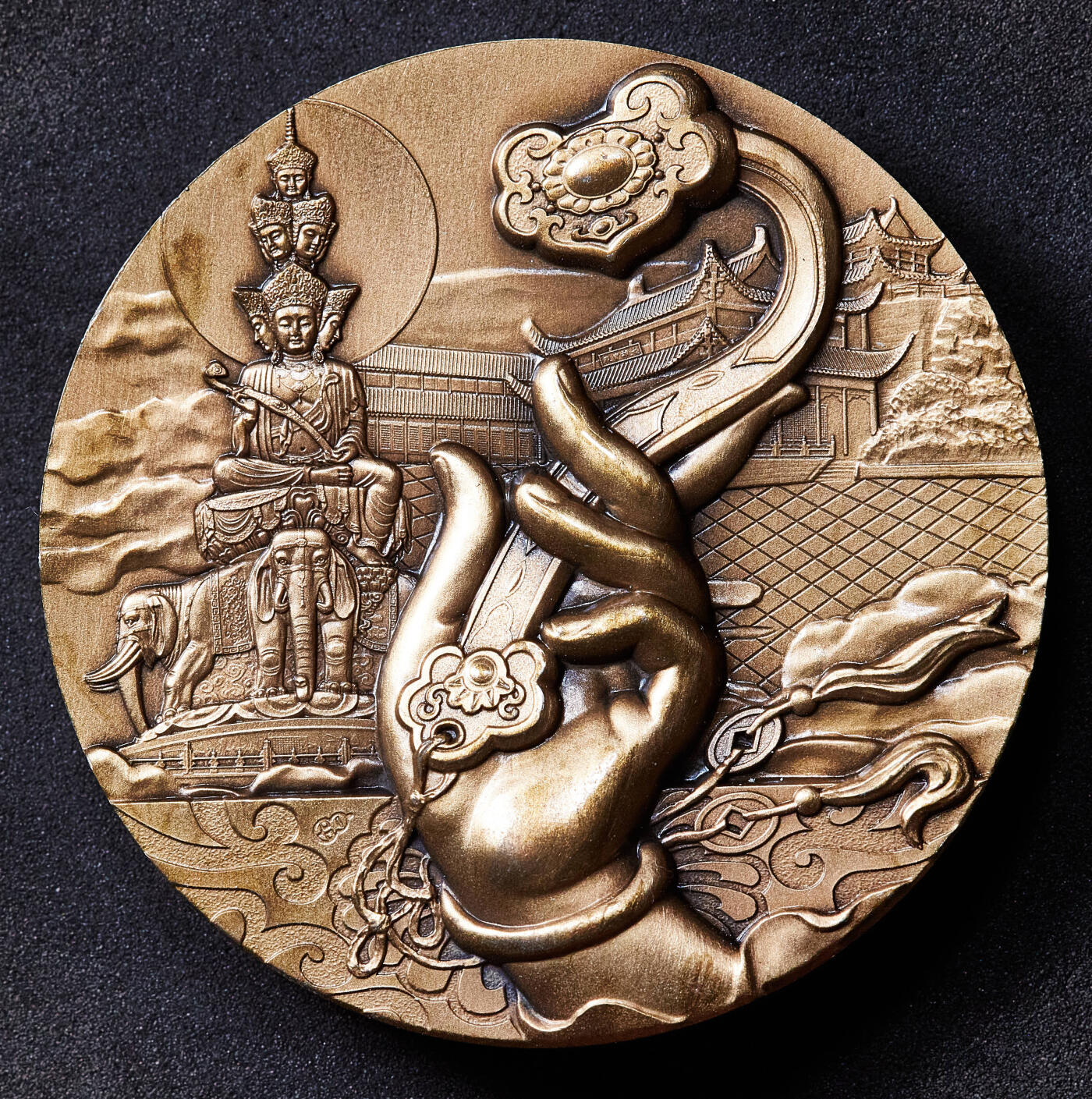 【俄甄集藏】满园春色-2026年(051)04-22星期三 晚 19:30 全场包邮 中国2015年佛教四大名山系列-峨眉山（普贤菩萨道场）大铜章，沈阳造币厂出品，带收藏证书，直径60mm，重187.3克，发行量60000枚