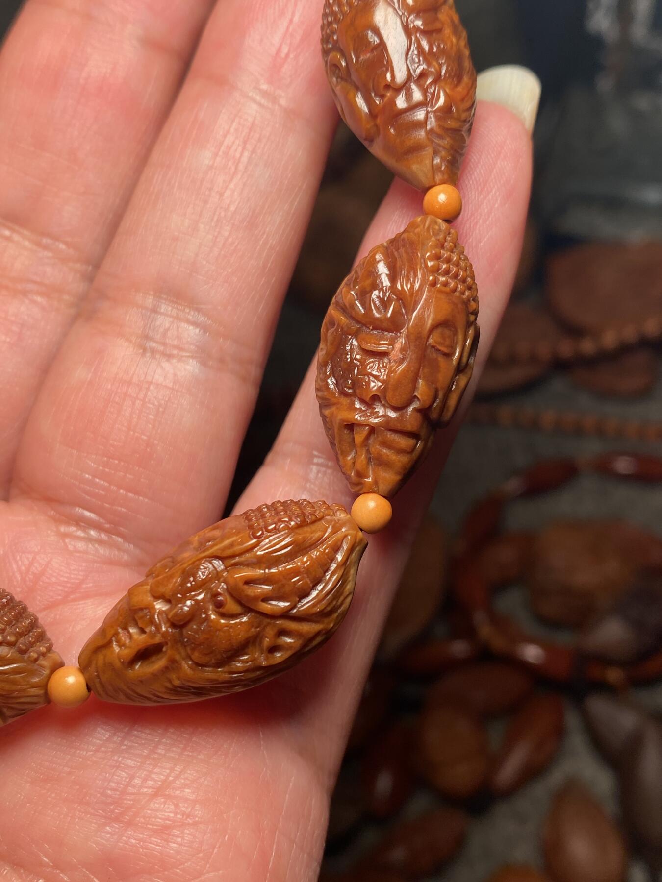 捡漏苏州非物质文化遗产，核雕艺术老苏工 福利苏工核雕纯手工半包桨佛魔一念手串，雕工深峻，个性十足，等待有缘人，尺寸1。35x2。6喜欢的来