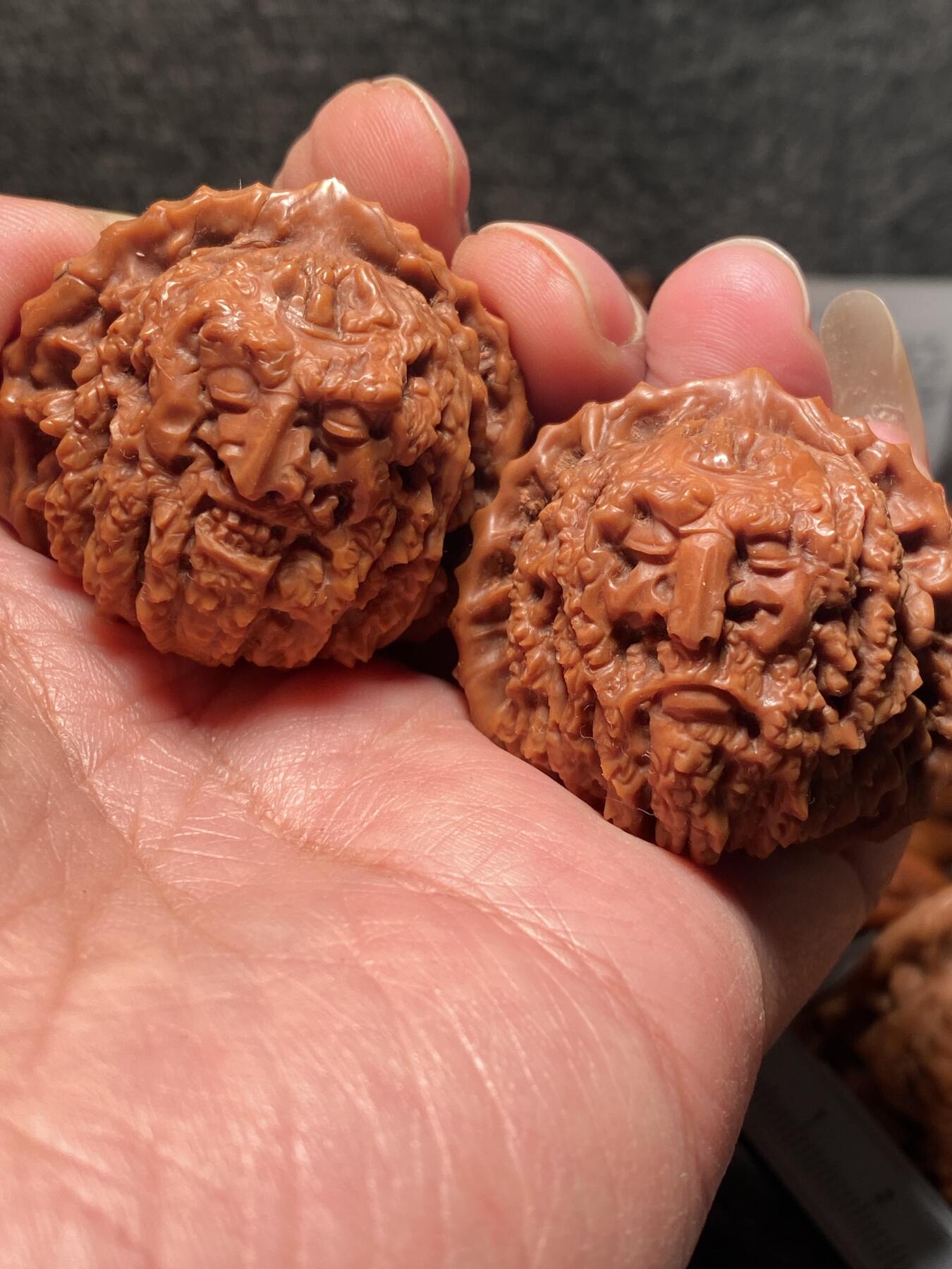 捡漏苏州非物质文化遗产，核雕艺术老苏工 福利苏工核雕，纯手工雕刻,核桃老苏工留刀痕达摩百态，个性十足，等待有缘人，市场无同款，尺寸4。2喜欢的来