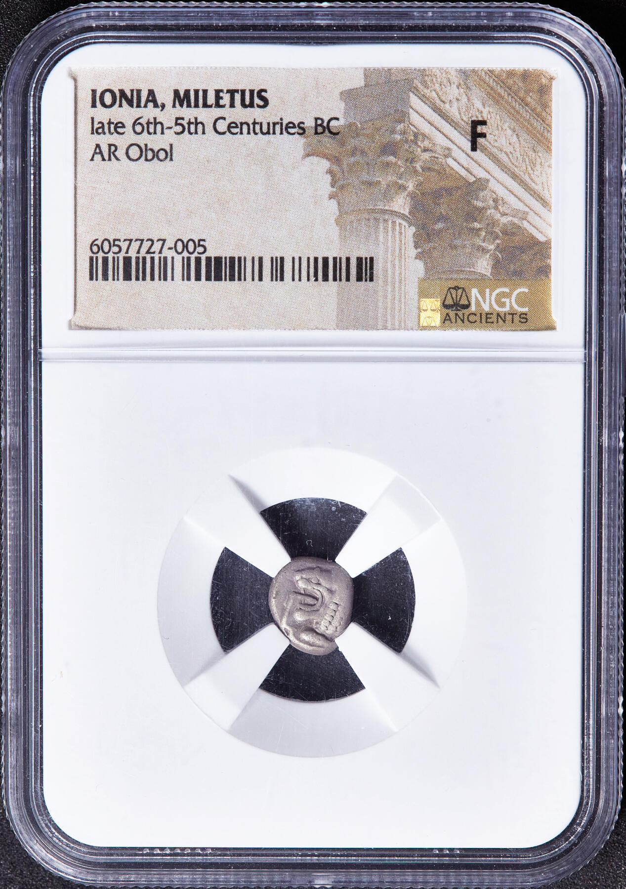 【俄甄集藏】满园春色-2026年(051)04-22星期三 晚 19:30 全场包邮 古希腊爱奥尼亚米利都城邦约公元前6世纪晚期-前5世纪早期狮子头1奥波银币，NGC F，正面张口咆哮的向左的狮子头，背面戳记中有大芒星图案，原味包浆，经典品种