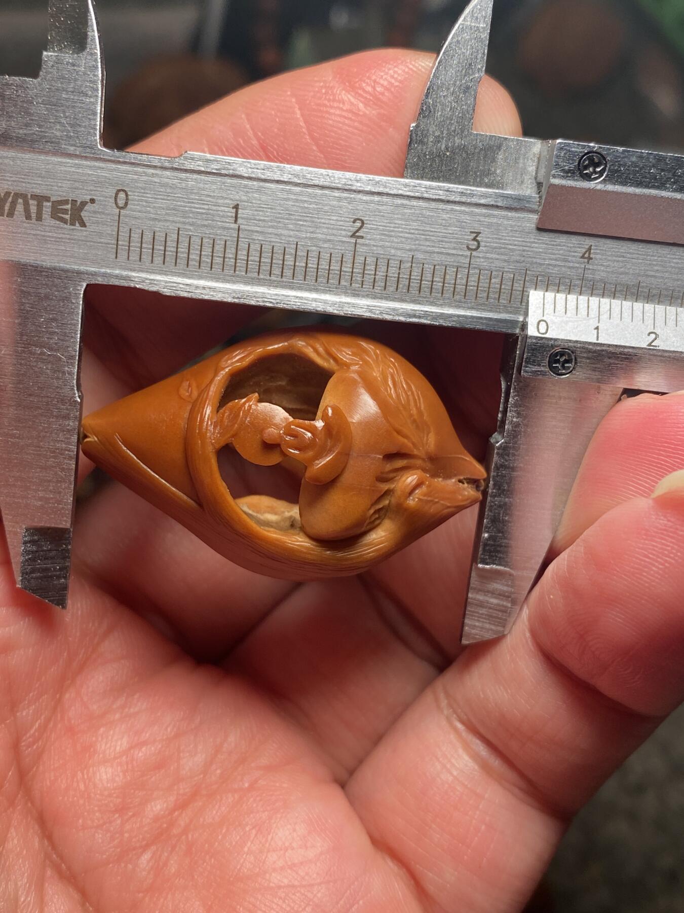 捡漏苏州非物质文化遗产，核雕艺术老苏工 福利苏工核雕纯手工风景无相单籽，雕工深峻，个性十足，等待有缘人，尺寸2.35x3。7喜欢的来