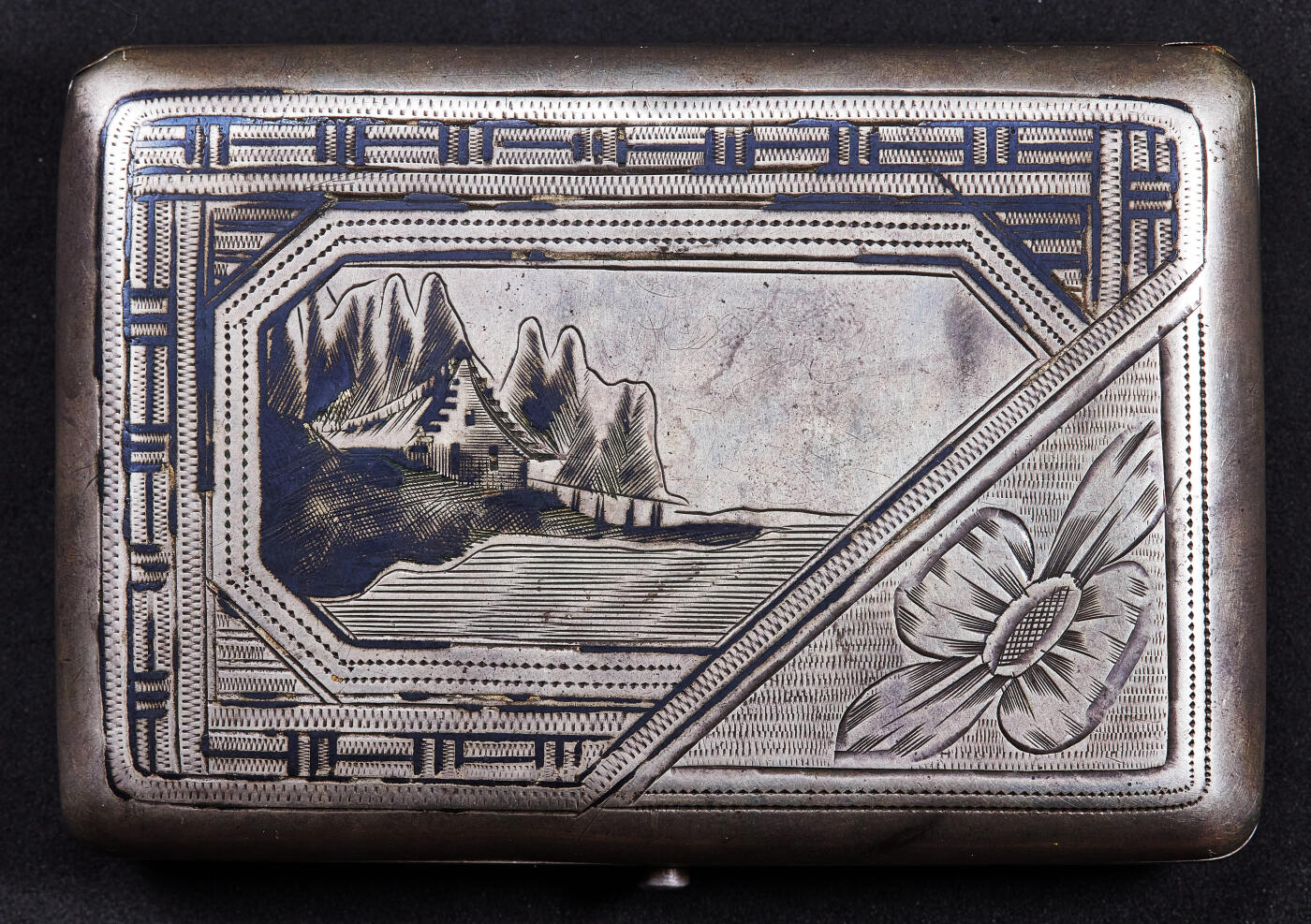 【俄甄集藏】满园春色-2026年(051)04-22星期三 晚 19:30 全场包邮 沙俄19世纪伏尔加河畔风光山水风景乌银珐琅（Niello）工艺内镀金刻花古董银烟盒，莫斯科著名乌银工艺大师尼古拉·米哈伊洛维奇·博比尔作品，长：105mm，宽：75mm，重量：141.2克，84戳记，含银量87.5%，俄系银器戳记为96进制，设计精美，纯手工制作，保存完好难得，有使用痕迹