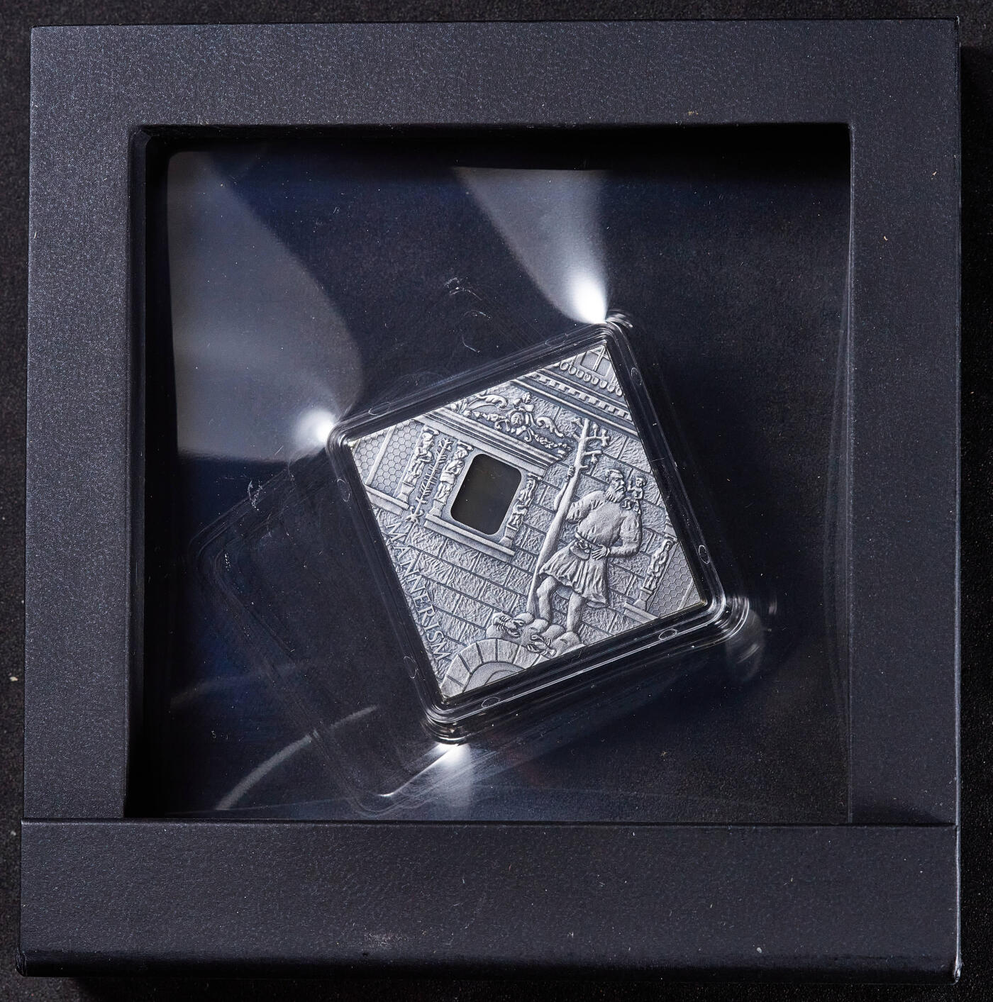 【俄甄集藏】满园春色-2026年(051)04-22星期三 晚 19:30 全场包邮 纽埃2014年改变世界的艺术系列-矫饰主义仿古1元镶嵌玛瑙方形精制大银币，原盒证，重28.28克，999银，发行量3333枚，波兰造币厂代铸，热门品种