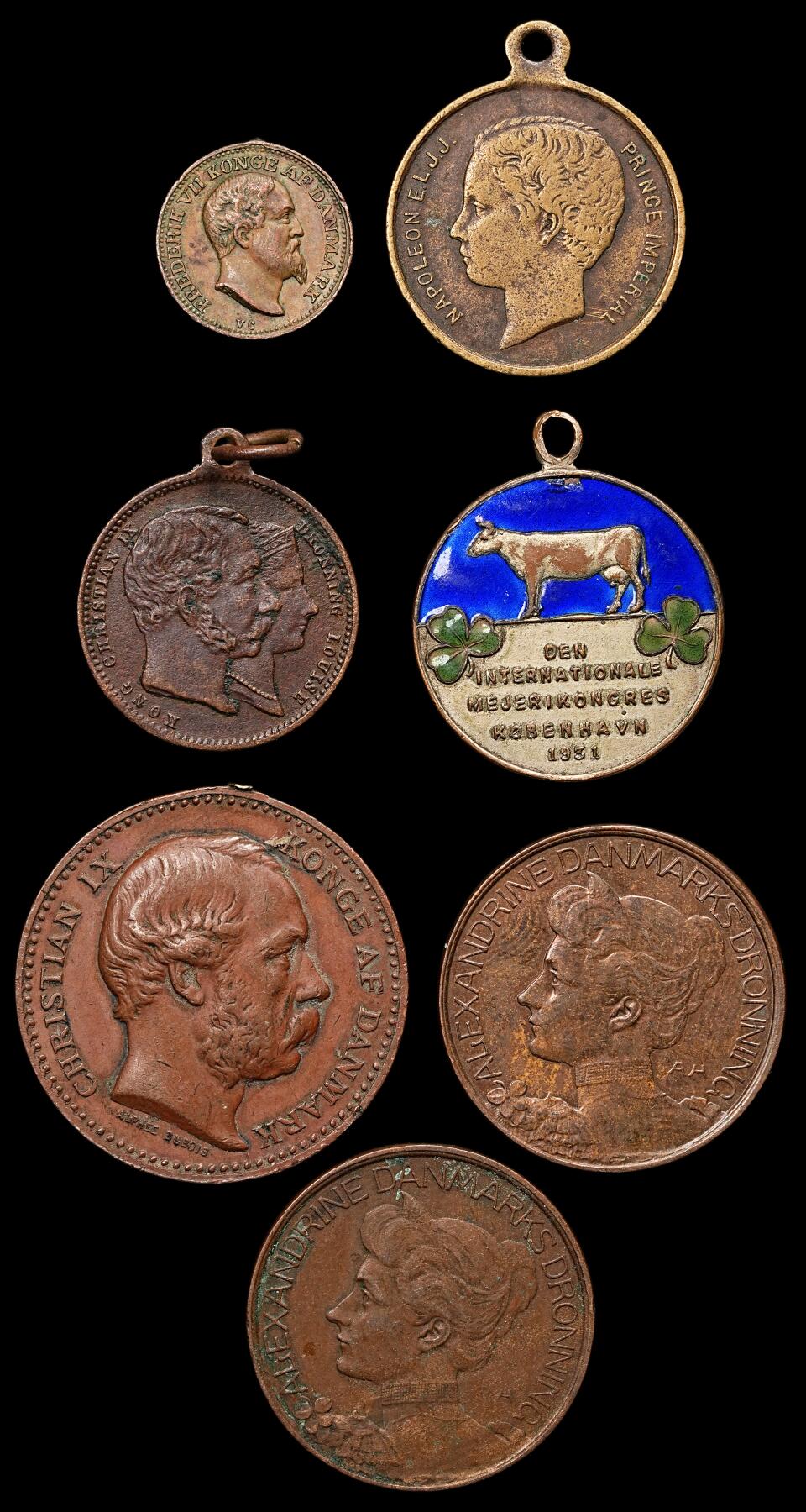 修遠堂世界钱币第111期 世界老币章一组，总重39.70g，两枚挂扣去除