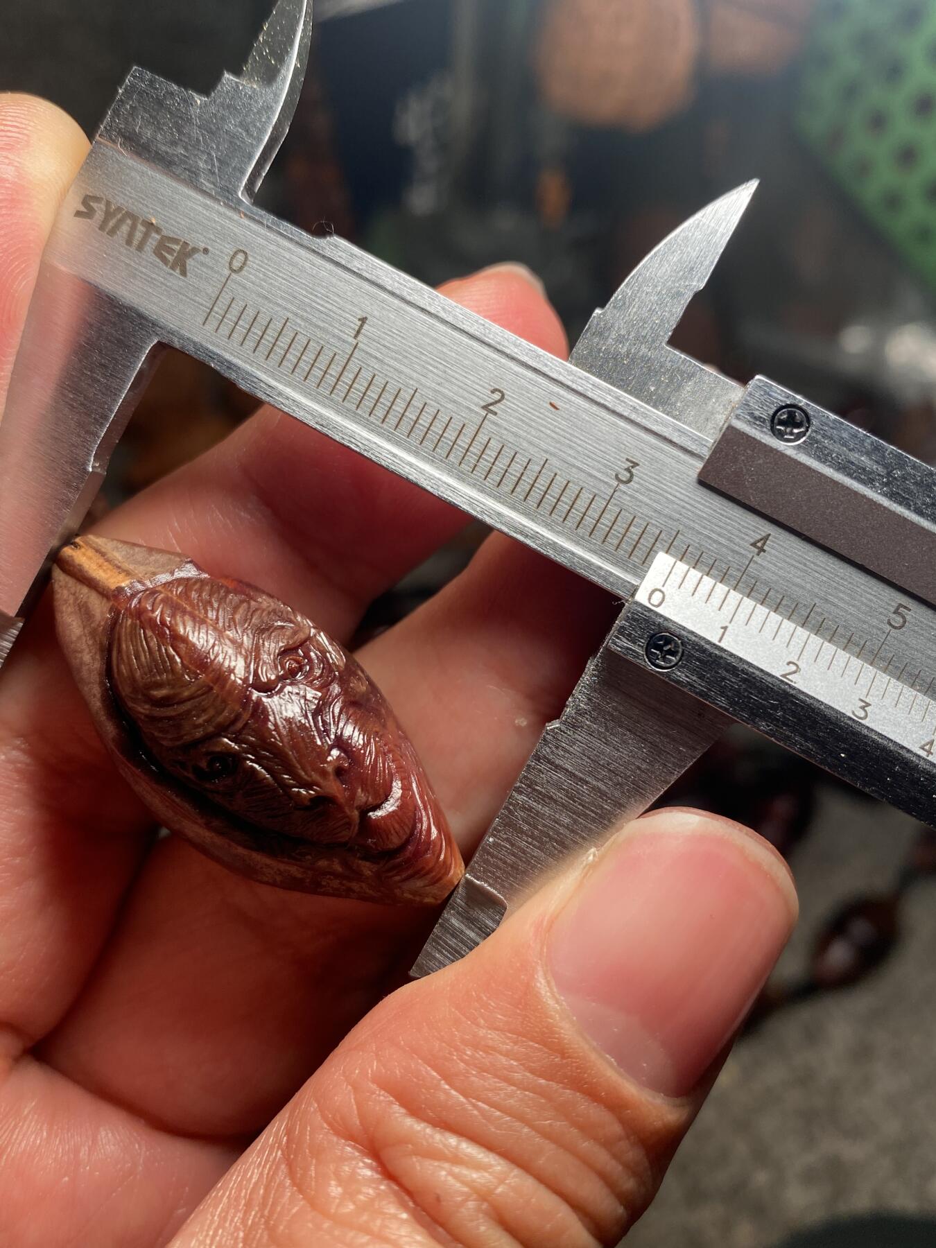 捡漏苏州非物质文化遗产，核雕艺术老苏工 福利苏工核雕纯手工老手艺名家王红秋老师雕刻紫核全手工福禄寿喜财十二生肖，雕工深峻，个性十足，等待有缘人，尺寸1。75x3.6喜欢的来