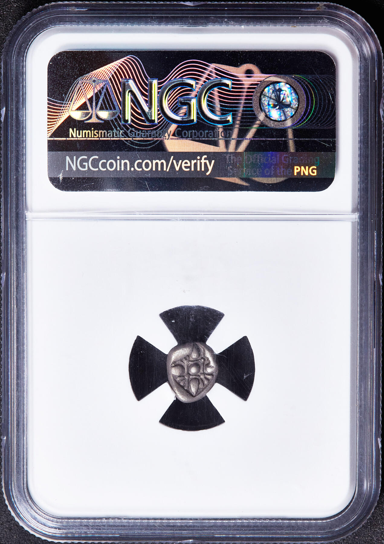 【俄甄集藏】满园春色-2026年(051)04-22星期三 晚 19:30 全场包邮 古希腊爱奥尼亚米利都城邦约公元前6世纪晚期-前5世纪早期狮子头1奥波银币，NGC F，正面张口咆哮的向左的狮子头，背面戳记中有大芒星图案，原味包浆，经典品种