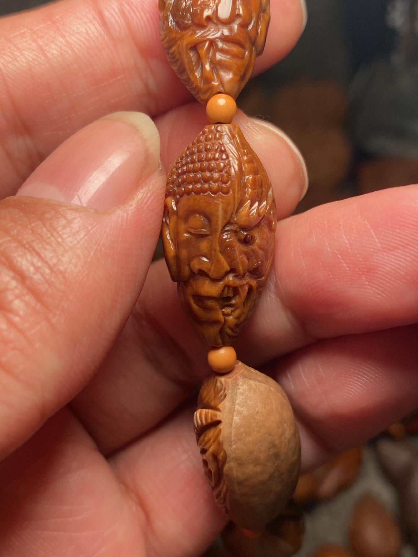 捡漏苏州非物质文化遗产，核雕艺术老苏工 福利苏工核雕纯手工半包桨佛魔一念手串，雕工深峻，个性十足，等待有缘人，尺寸1。35x2。6喜欢的来