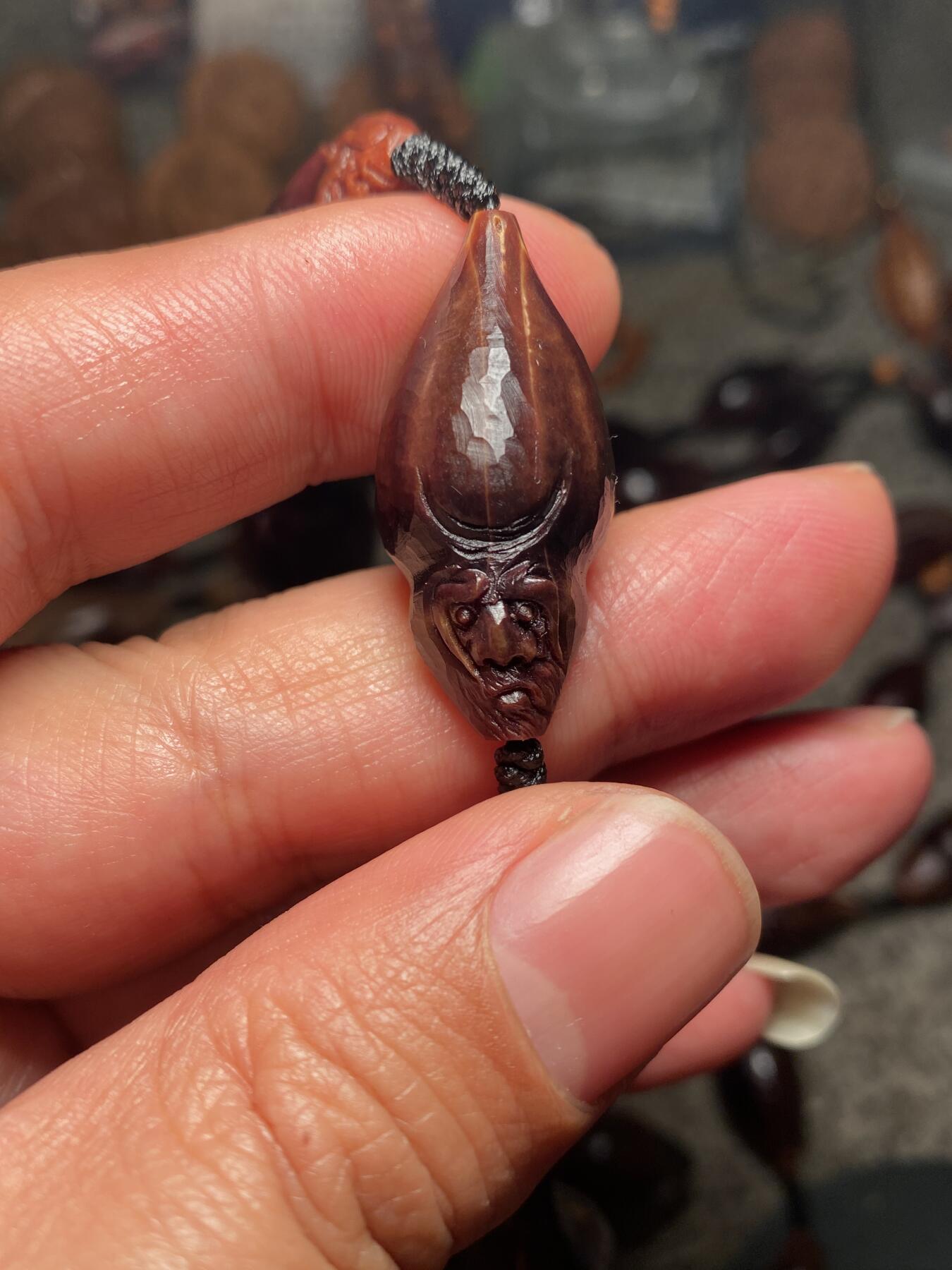 捡漏苏州非物质文化遗产，核雕艺术老苏工 福利苏工核雕纯手工老手艺名家王红秋老师雕刻异型紫核全刀工福禄寿百态，雕工深峻，个性十足，等待有缘人，尺寸1。5x3。2喜欢的来