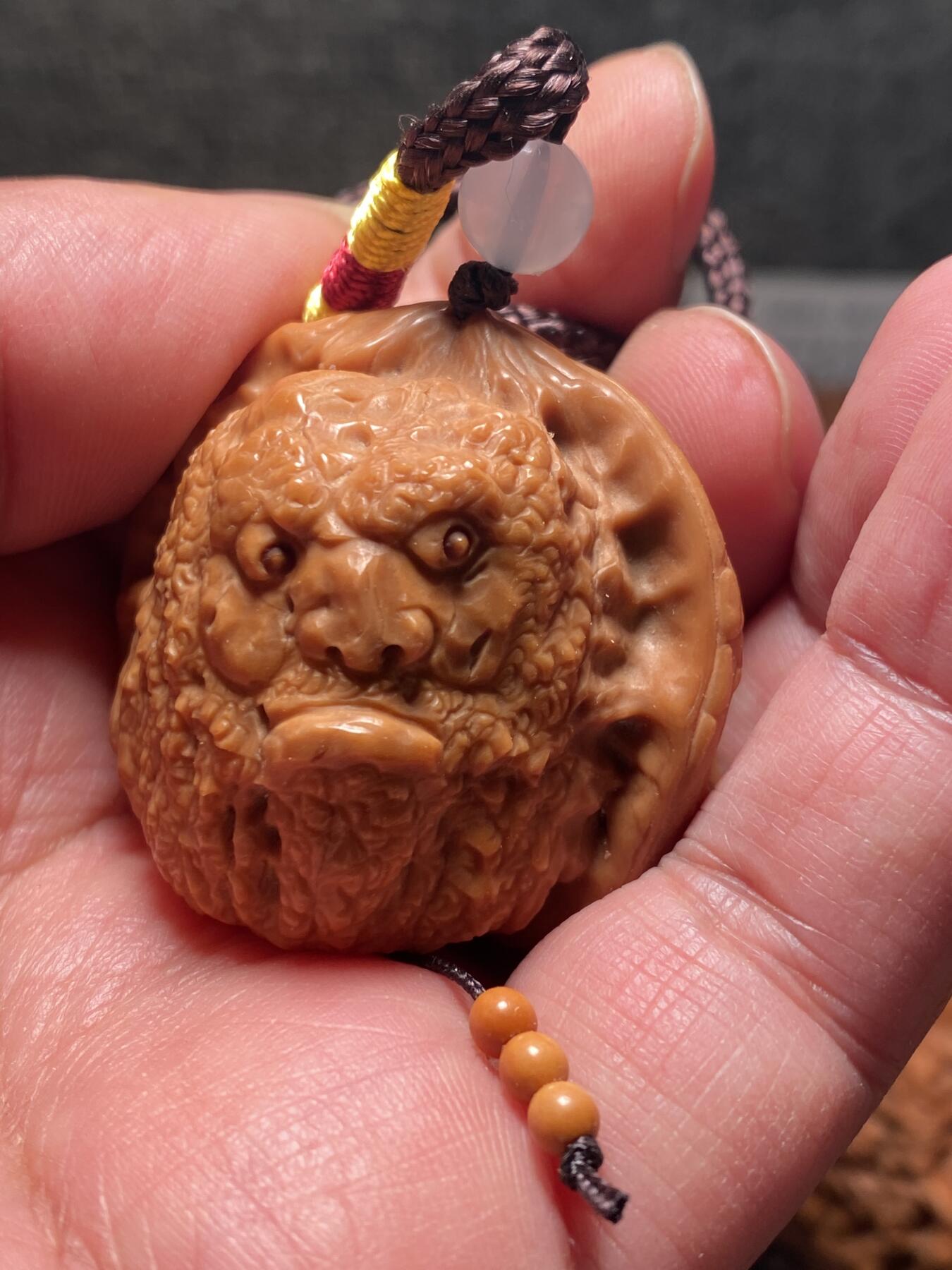 捡漏苏州非物质文化遗产，核雕艺术老苏工 福利苏工核雕，纯手工雕刻,核桃老苏工留刀痕双面禅道手把件，个性十足，等待有缘人，市场无同款，尺寸4。2喜欢的来