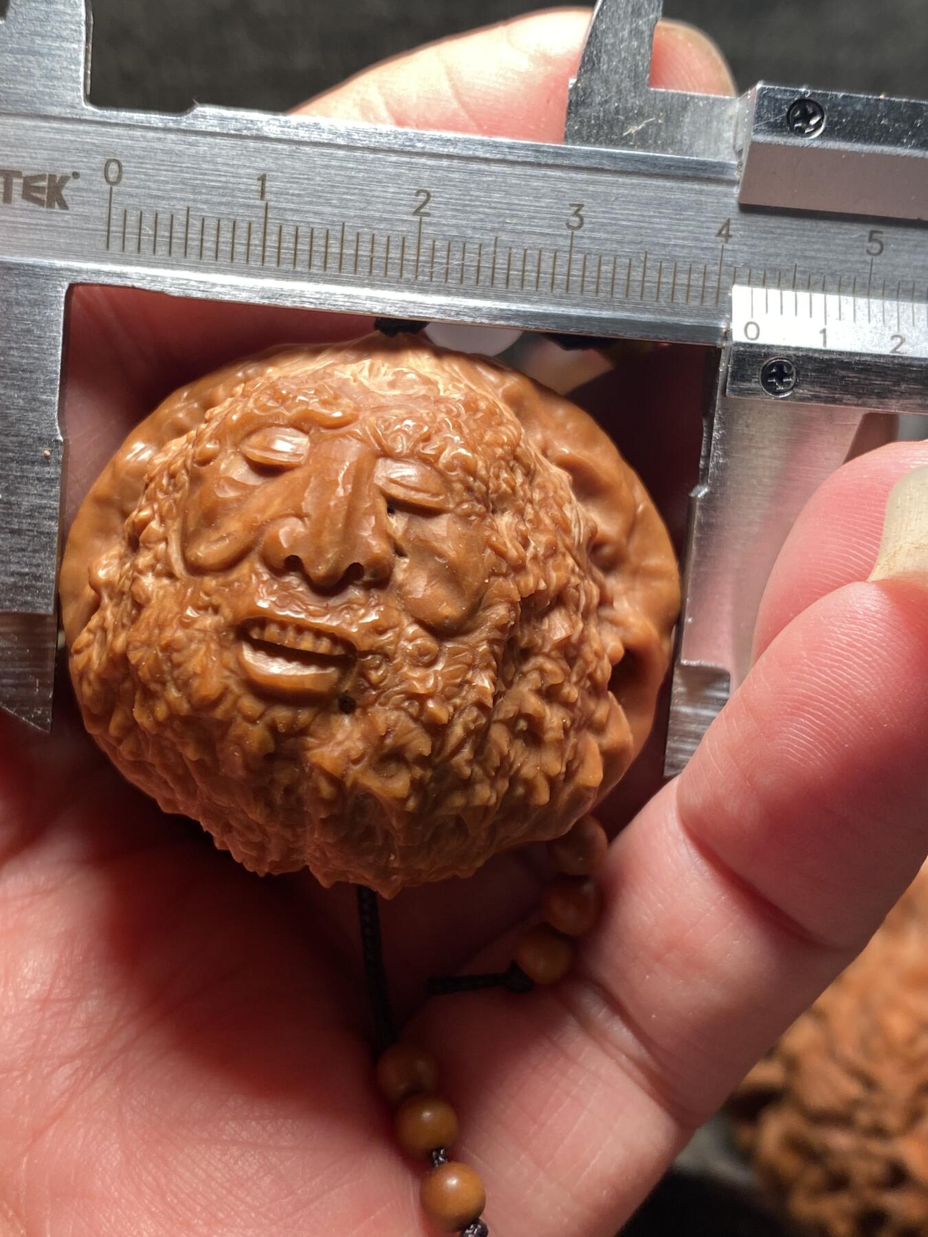 捡漏苏州非物质文化遗产，核雕艺术老苏工 福利苏工核雕，纯手工雕刻,核桃老苏工留刀痕双面达摩百态手把件，个性十足，等待有缘人，市场无同款，尺寸4。2喜欢的来