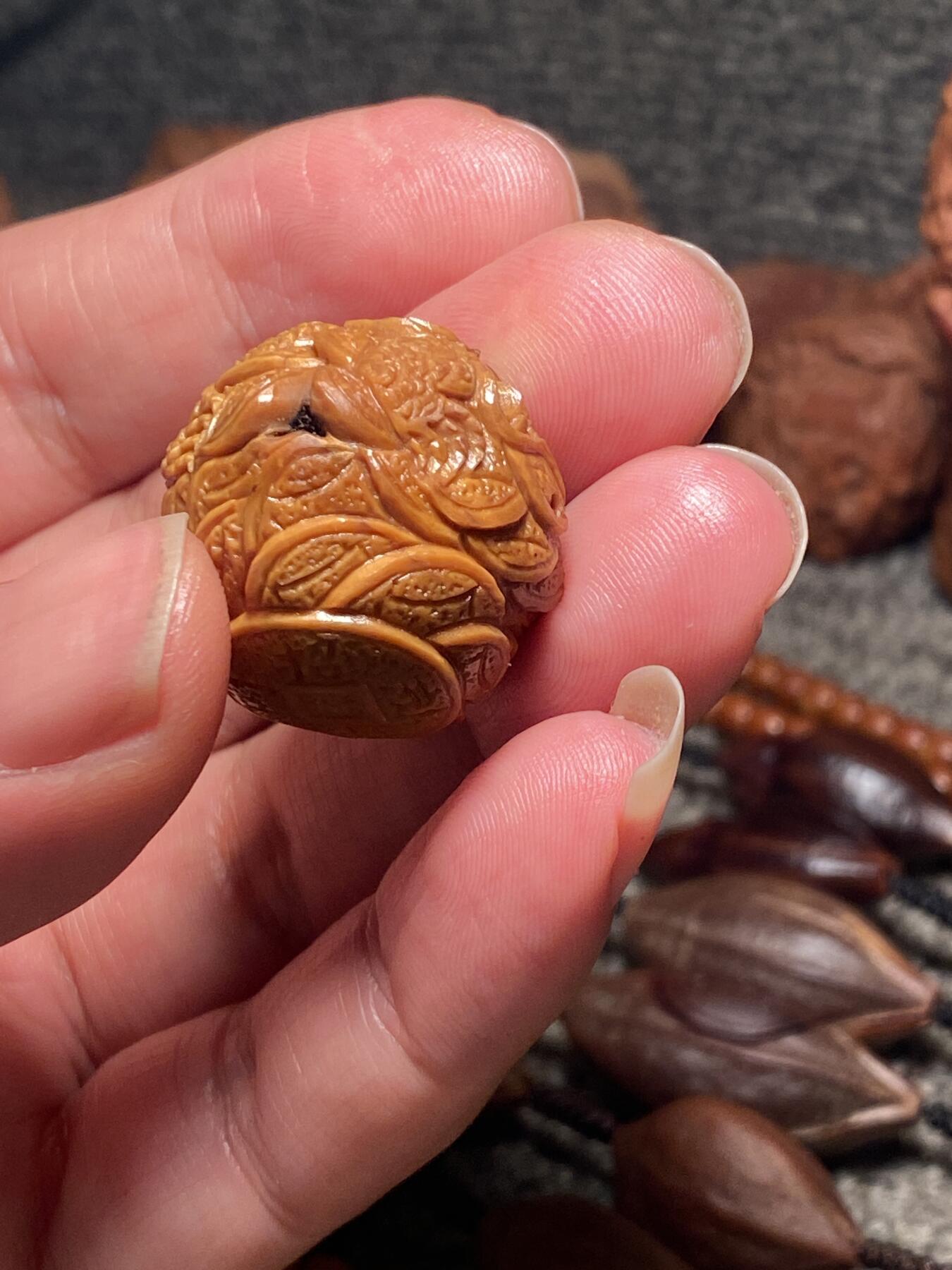 捡漏苏州非物质文化遗产，核雕艺术老苏工 福利苏工核雕纯手工独角吞金兽三通，雕工深峻，个性十足，等待有缘人，尺寸2.65x22.98,目前核界最大尺寸喜欢的来