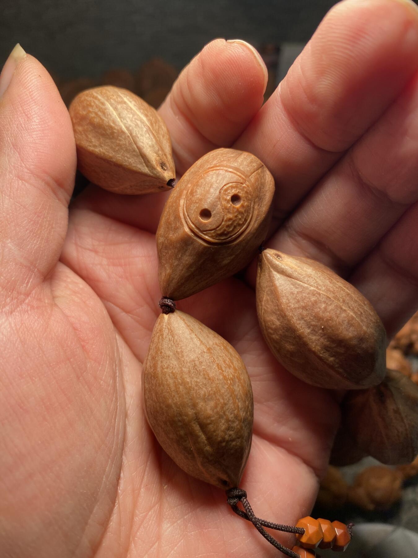 捡漏苏州非物质文化遗产，核雕艺术老苏工 福利苏工核雕，超大梅林，扭转乾坤，原皮手持，个性十足，等待有缘人，市场无同款，尺寸2。3x4.05喜欢的来