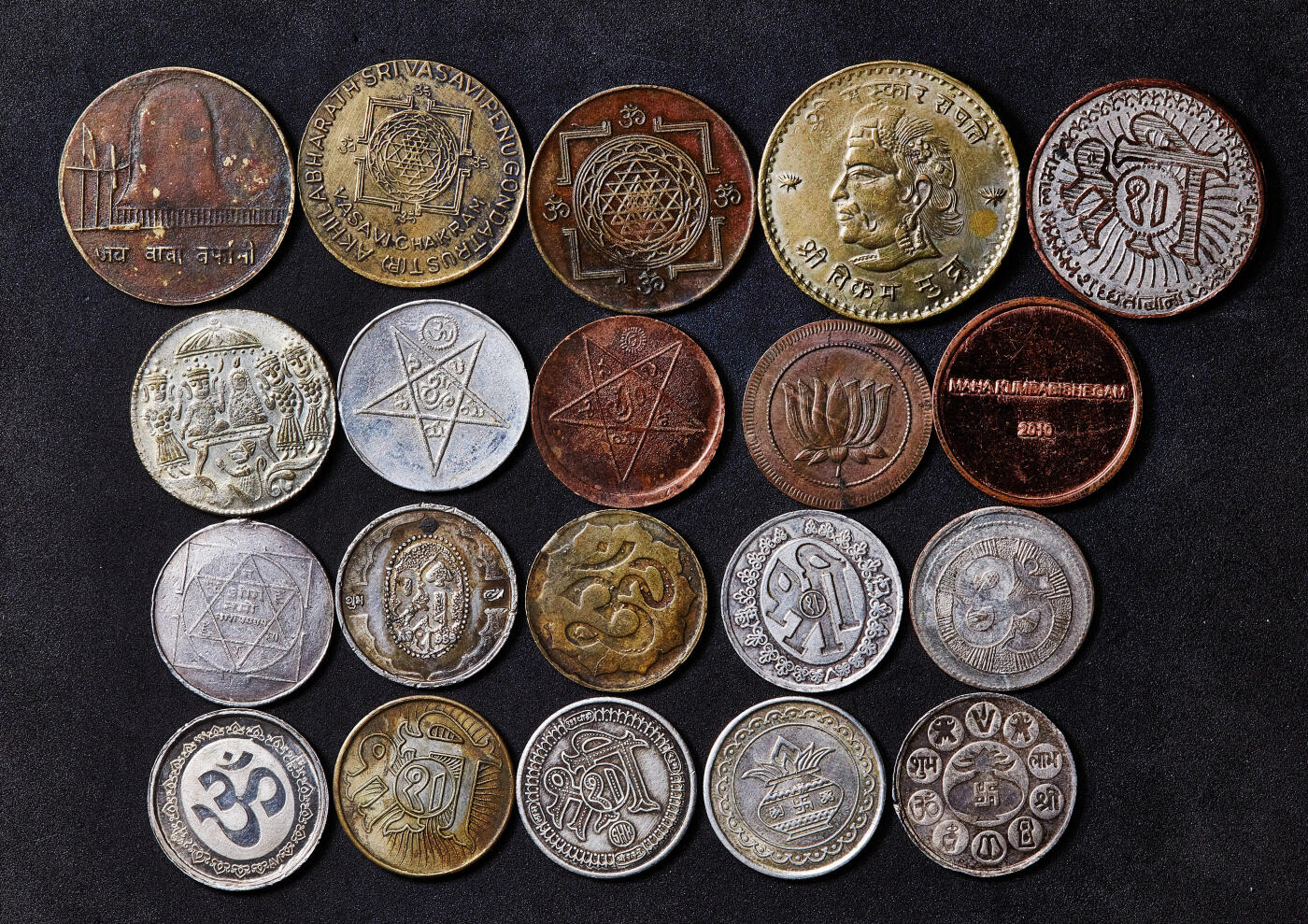 【俄甄集藏】满园春色-2026年(051)04-22星期三 晚 19:30 全场包邮 印度19-20世纪土邦印度教庙宇代用币一组，材质有银、铜、锌、合金等，最大直径：37mm，最小直径：19mm，共75枚