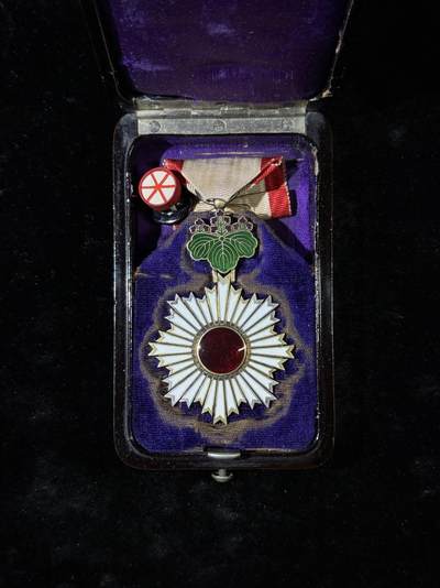 戎马世界章牌大赏第115期 早期勋五等旭日双光章，盒略全，明治初期的圆角圆钮按扣盒子，非常少见的囧字盒，西南旭日之后的版本，挂钩为按压式双层挂钩